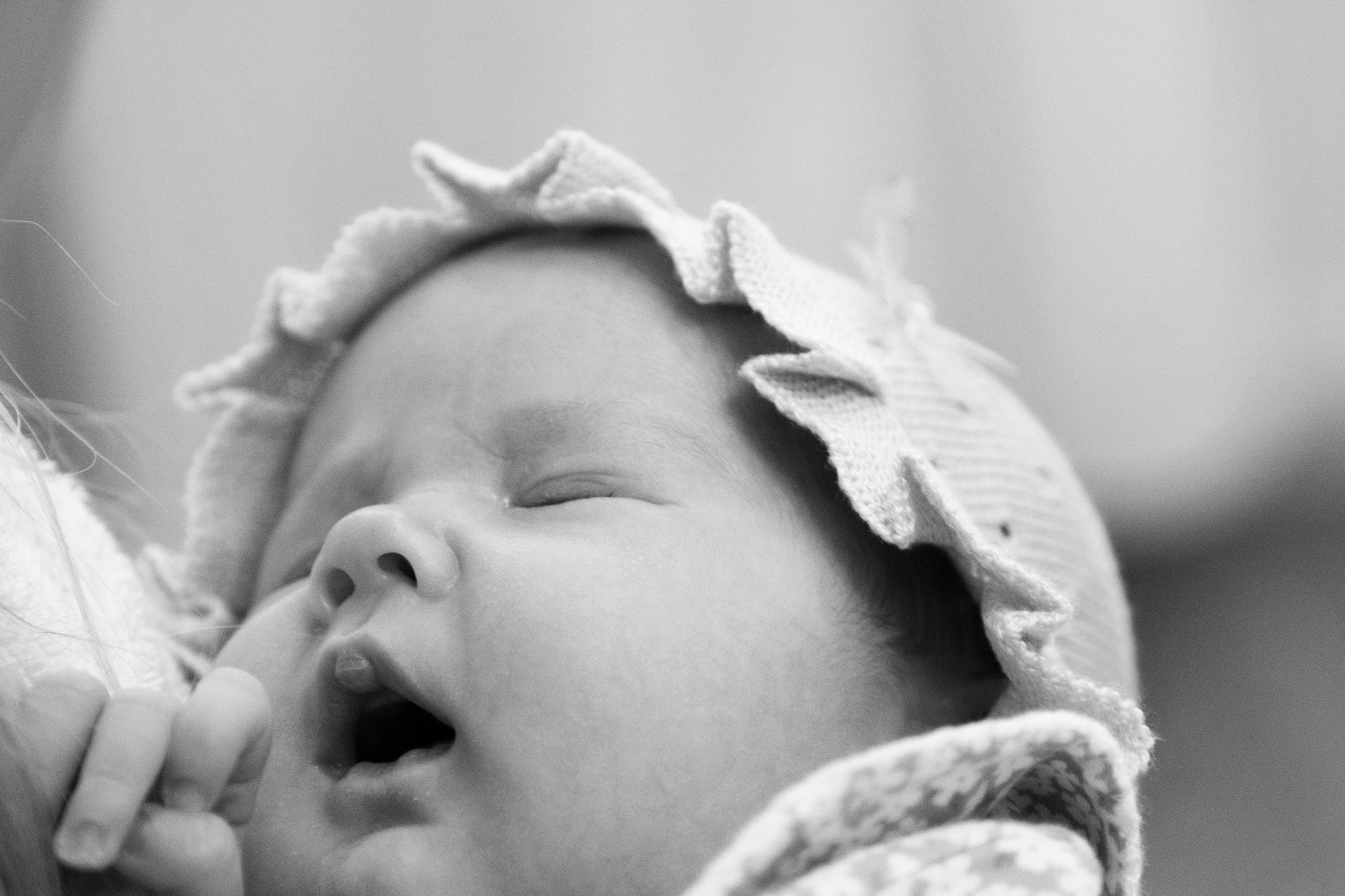 «Тёплый семейный портрет на природе с искренними улыбками и объятиями»