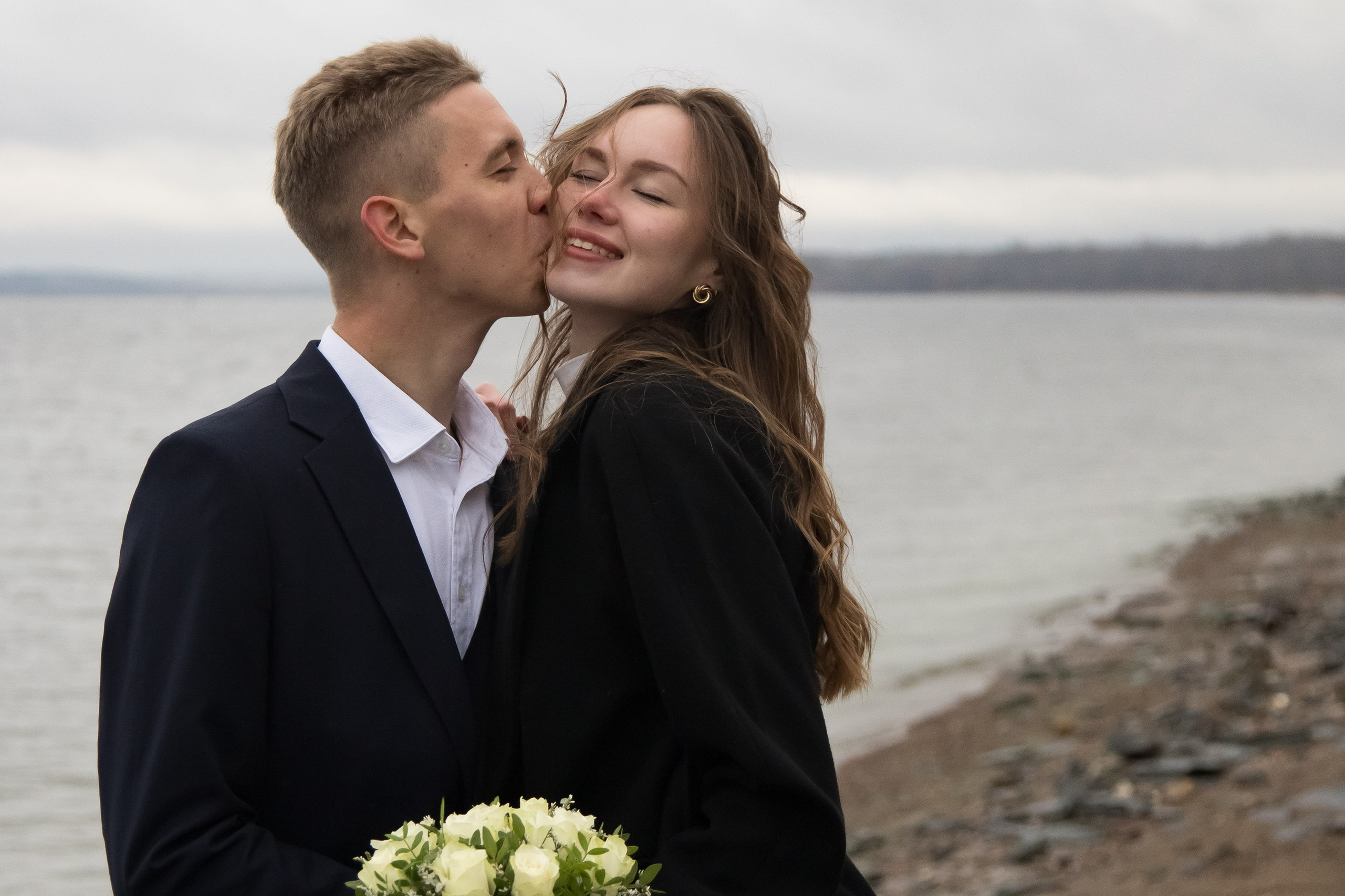 «Тёплый семейный портрет на природе с искренними улыбками и объятиями»