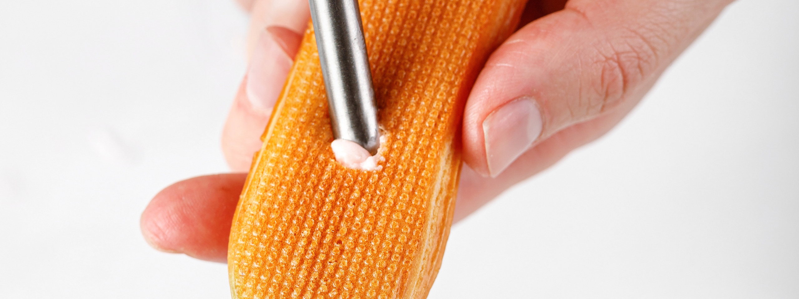 Наполняем эклеры начинкой из сливочного крема