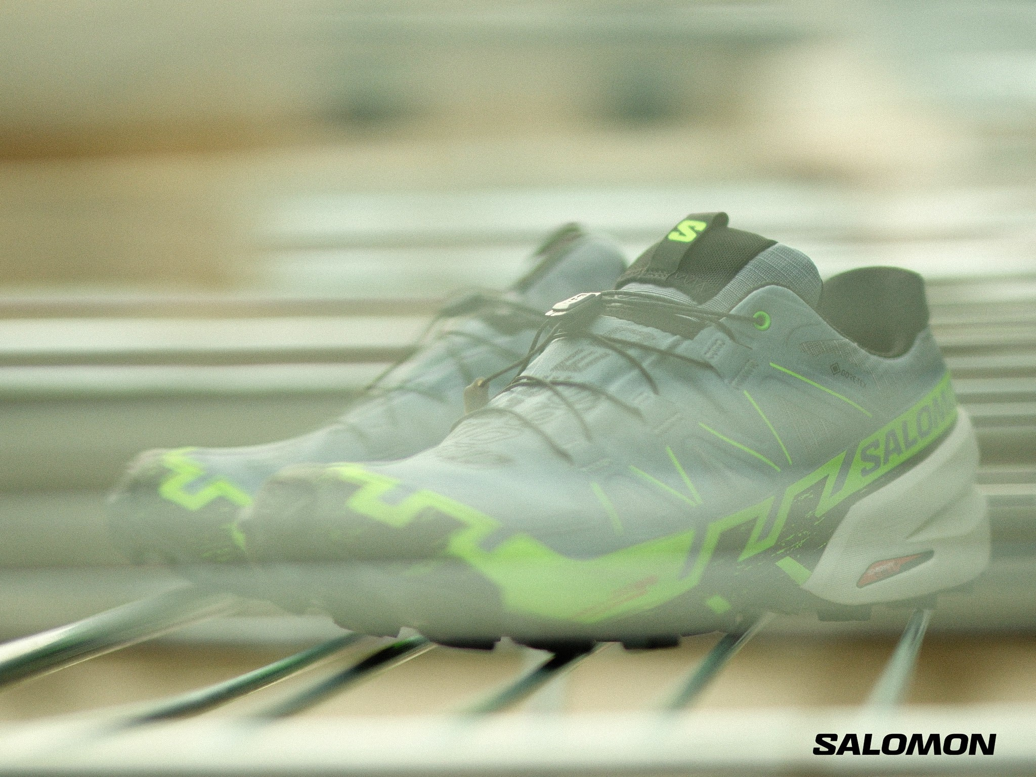 Пример работы светосильного объектива Fujifilm XF 50mm f/1.0 — акцентная глубина резкости и мягкое боке в рекламной съёмке кроссовок Salomon.