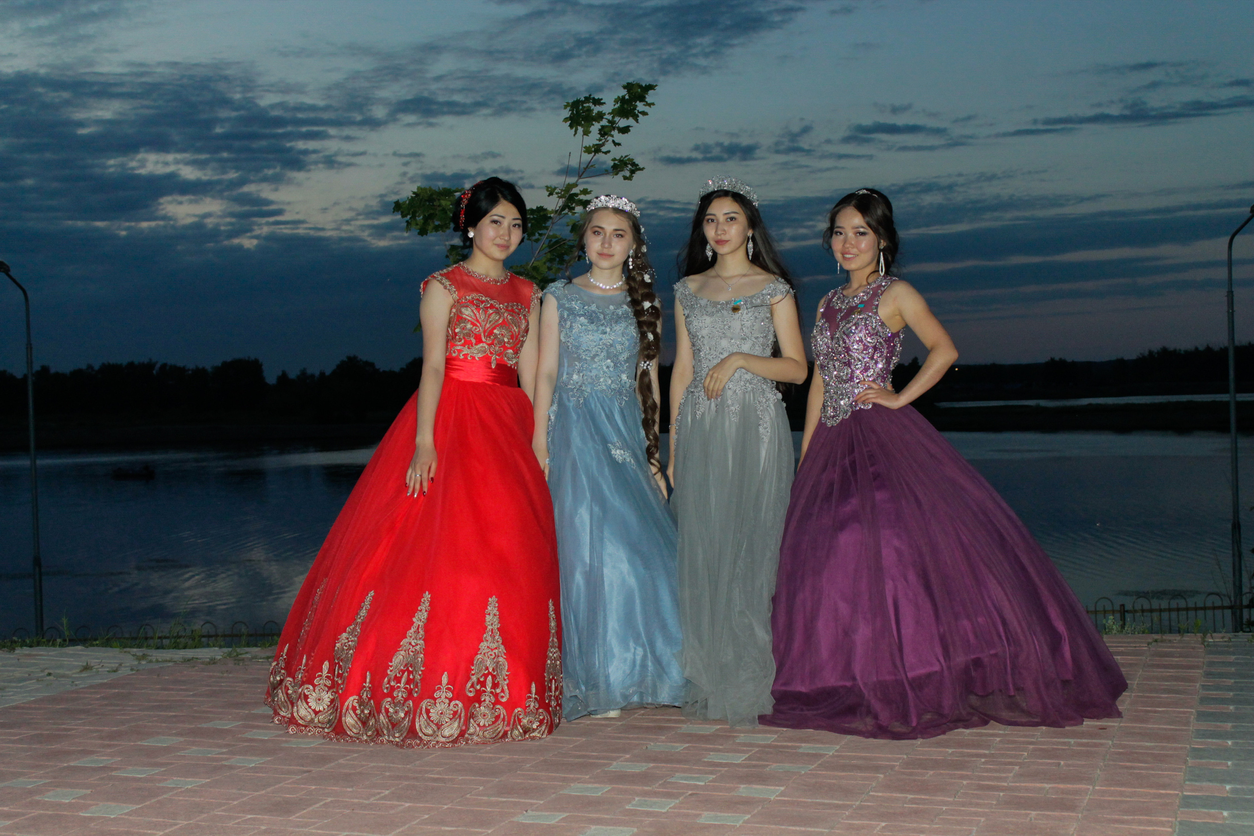 Фотограф на выпускной в школе. Детский и школьный фотограф в Костанае Рабига Сейткенова