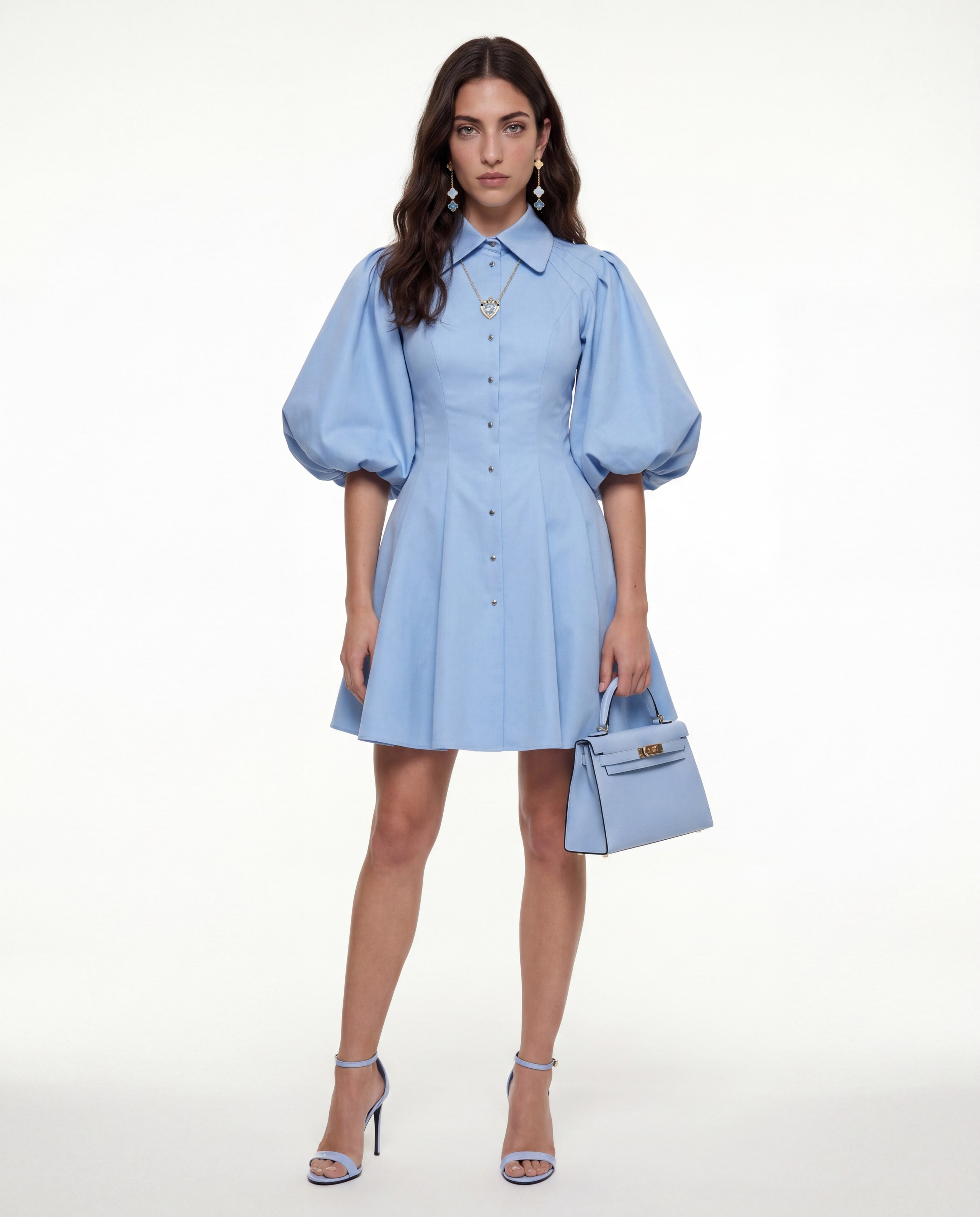 "Каталожная ИИ-съемка: AI-модель в голубом платье с сумкой, идеальные продающие снимки для Wildberries, Ozon, Lamoda