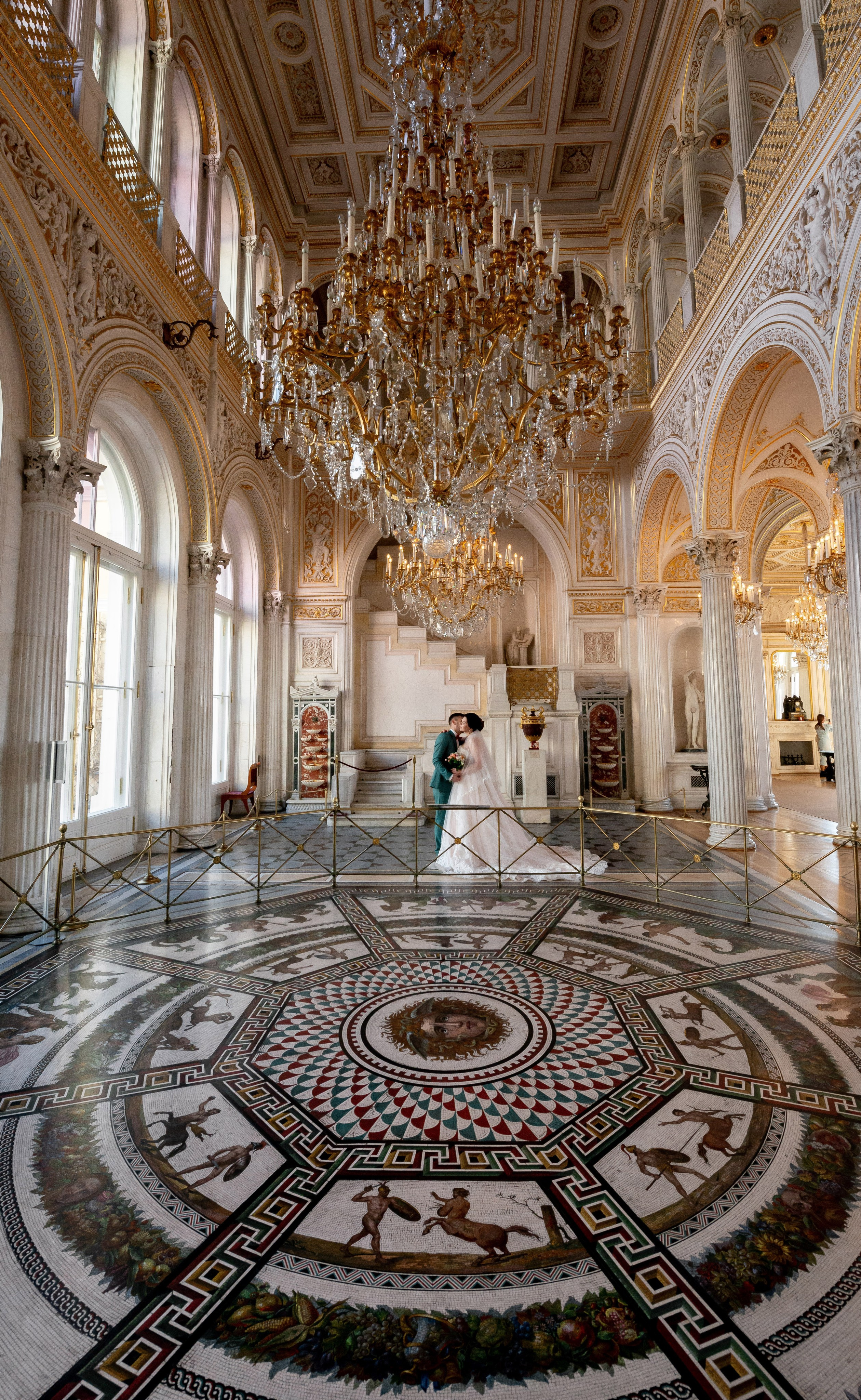 Где провести свадебную фотосессию зимой в Петербурге. Красивые места под крышей в дождь, снег и в непогоду. Портретный, семейный и свадебный фотограф в Санкт-Петербурге и в Пушкине Ширяев Денис