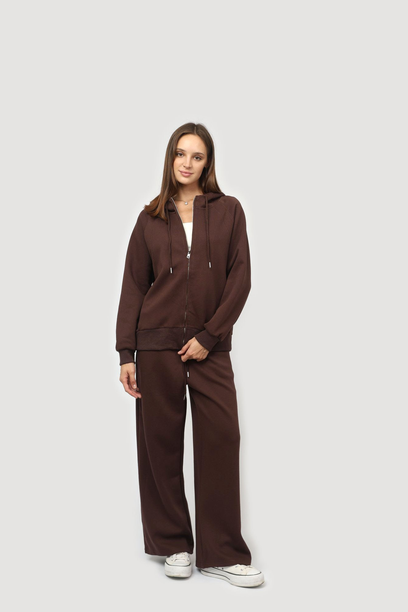 Модель в одежде для съемки одежды на маркетплейс WB