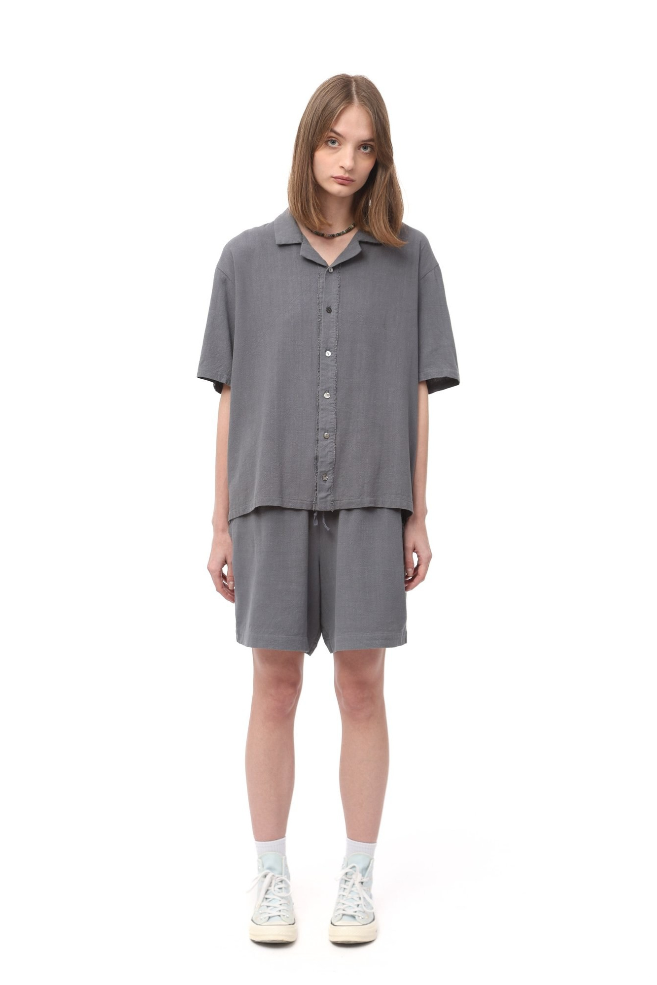 Девушка в сером платье на белом фоне — презентация товара на модели для электронного каталога.