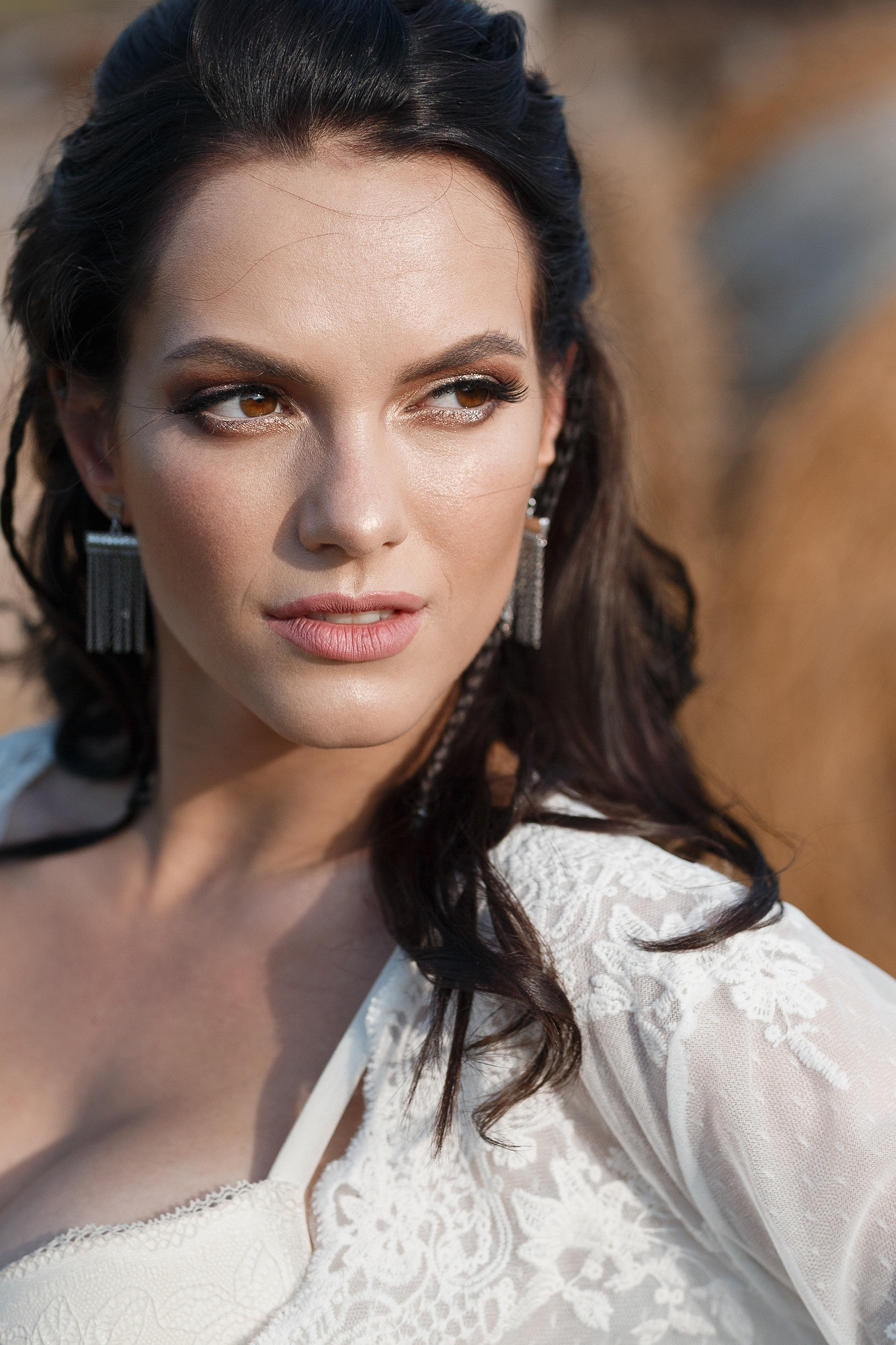 Фотосессия прекрасной пары на ферме среди лошадей