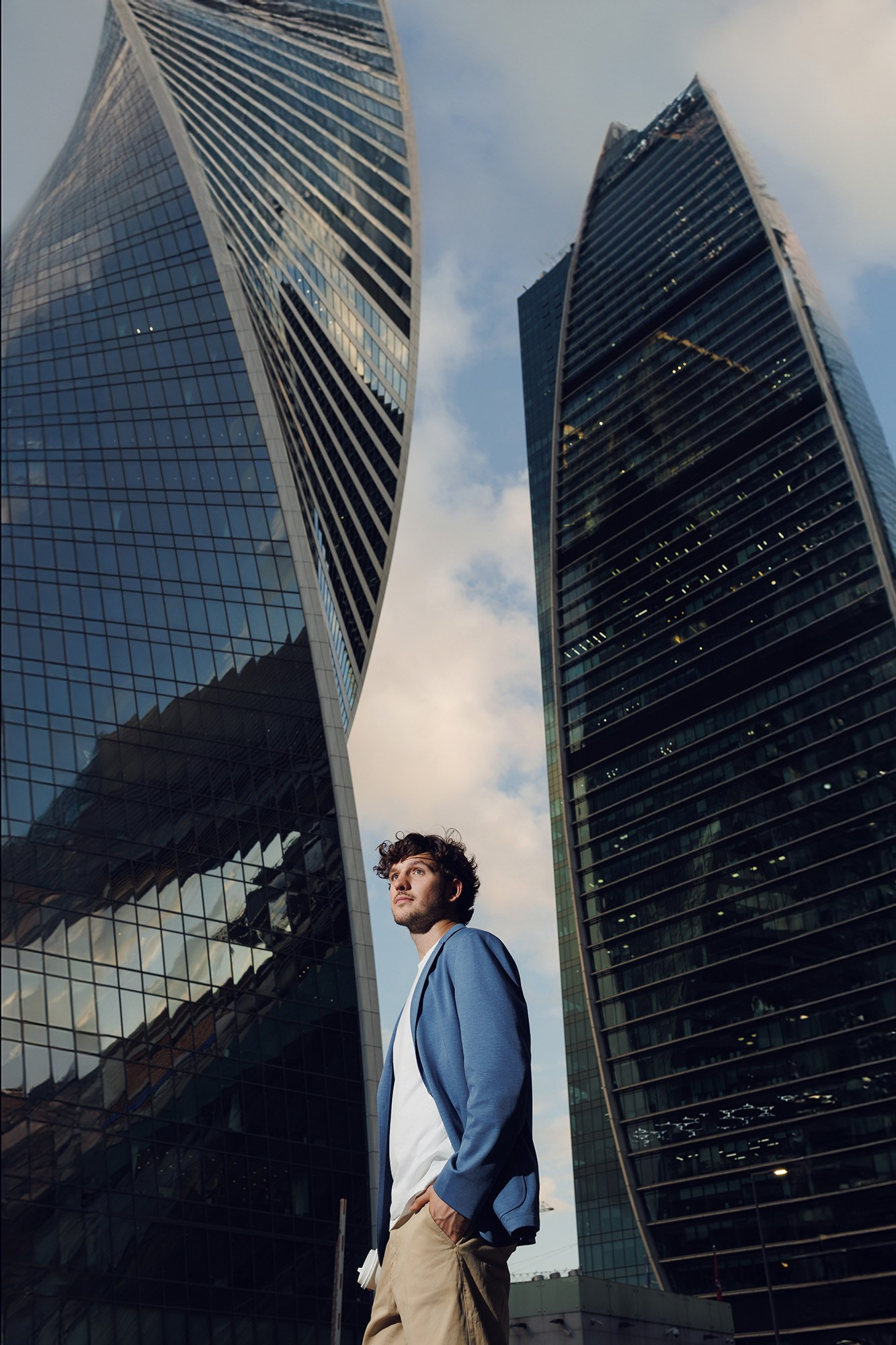 Деловой портрет мужчины в студии на белом фоне. Съемка для резюме и LinkedIn от фотографа-портретиста в Москве.