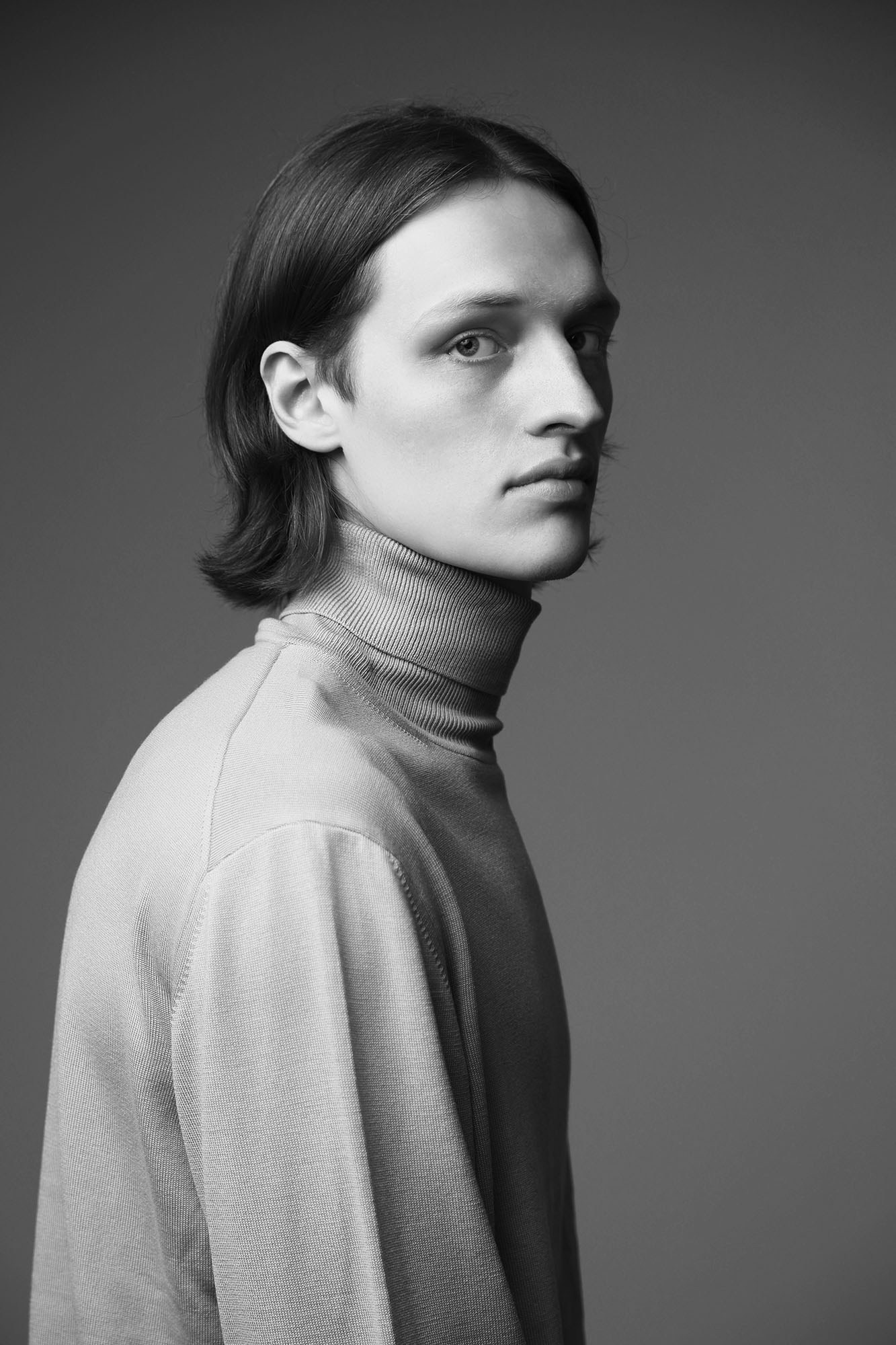 Мужской портрет в профиль, черно-белая фотография — студийная съемка с творческим светом.