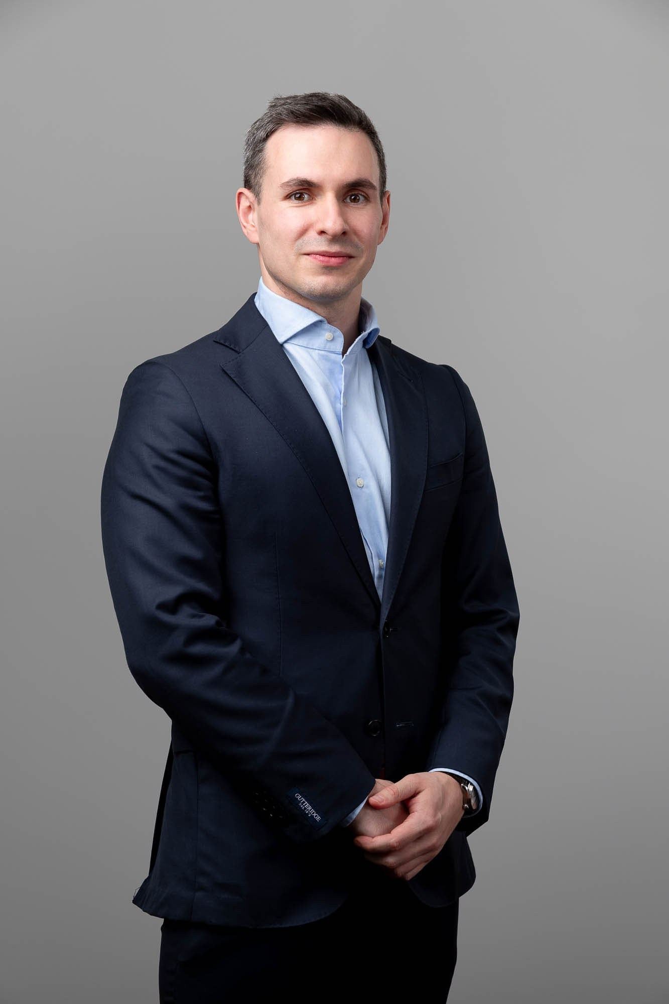 Поясной бизнес портрет мужчины в синем костюме