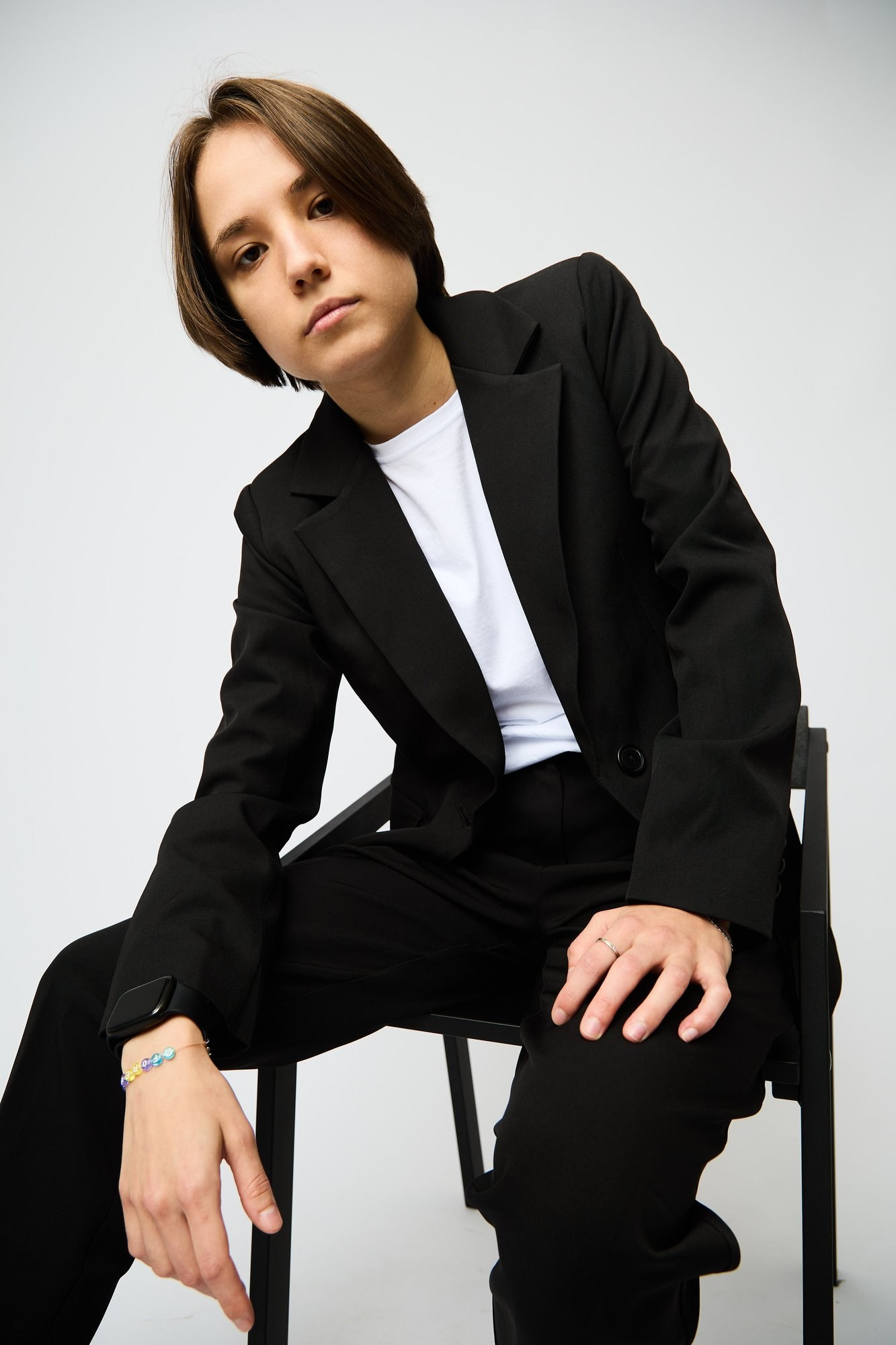 Молодой человек снимается для бизнес портрета