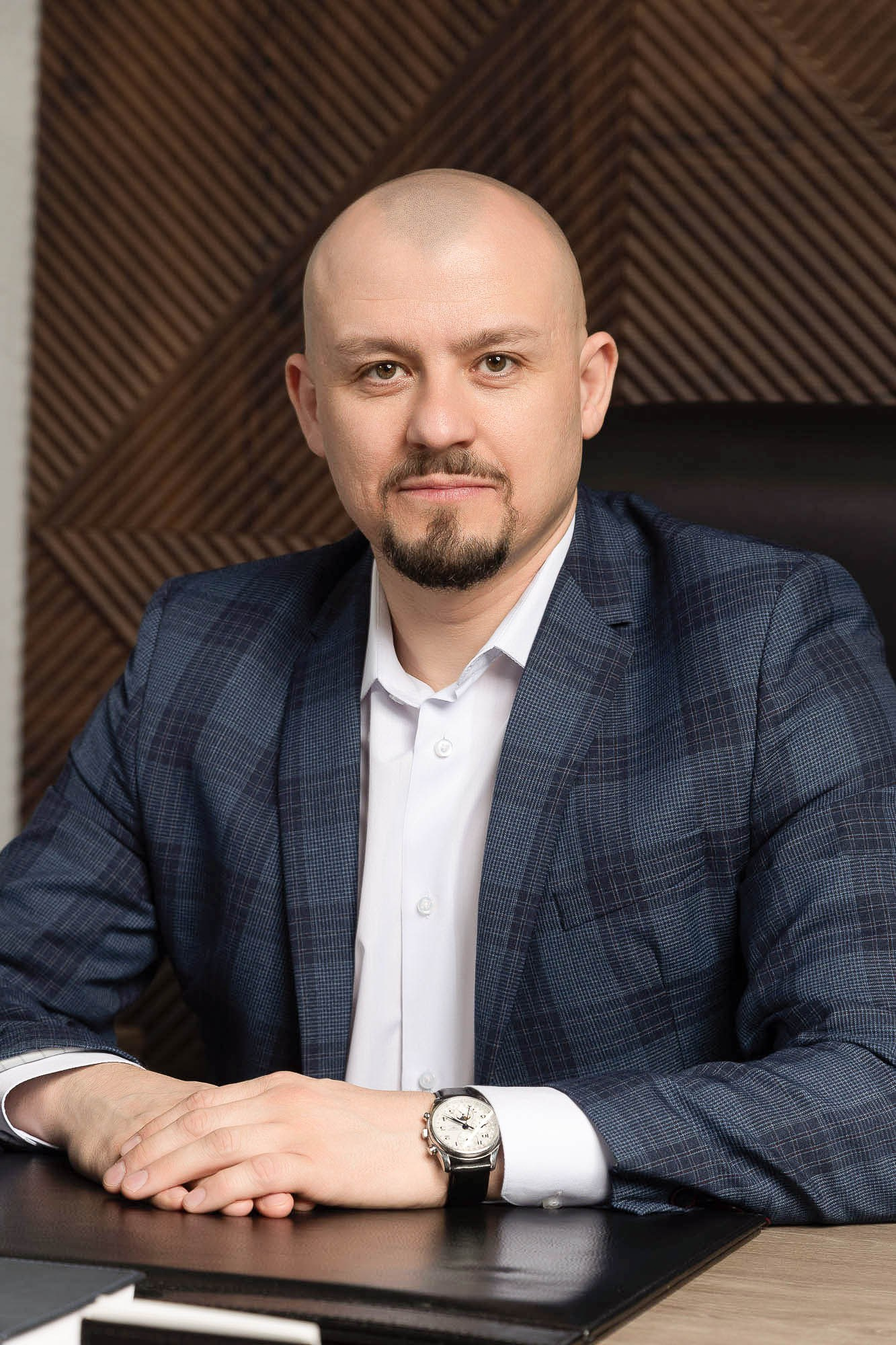 Фото мужчины за рабочим столом в деловом стиле