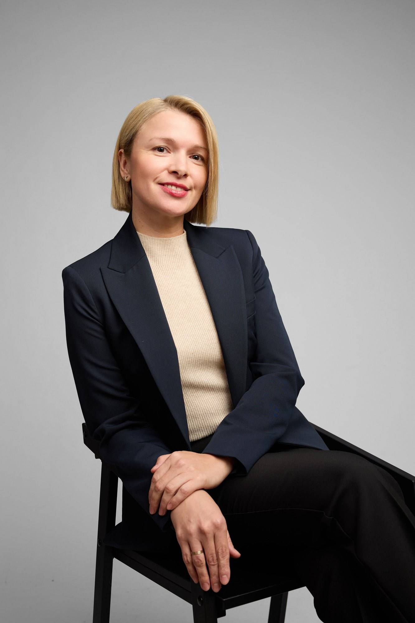 Мужчина за рабочим столом пример деловой фотосессии