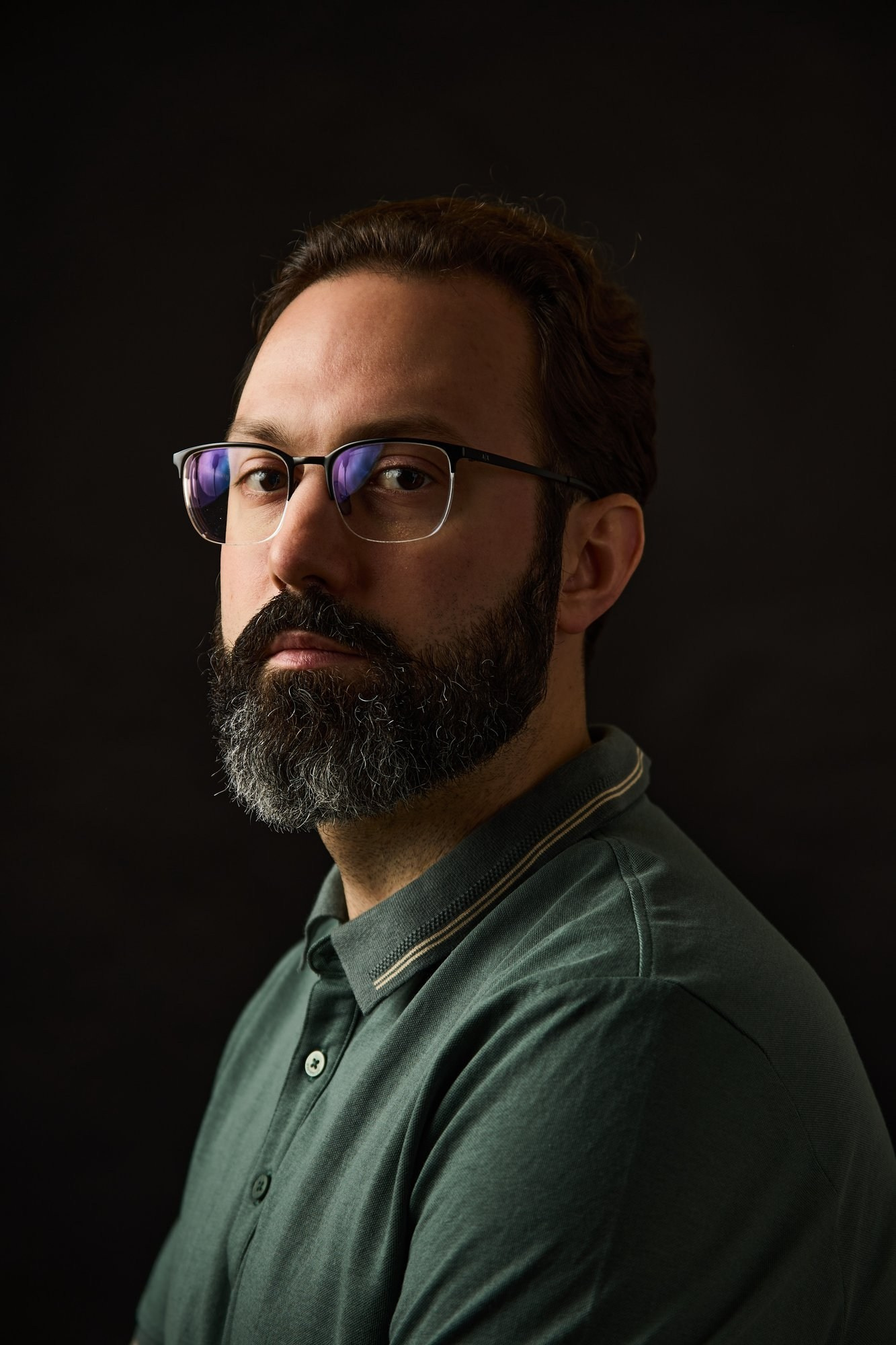 Парень в бизнес-стиле на сером фоне