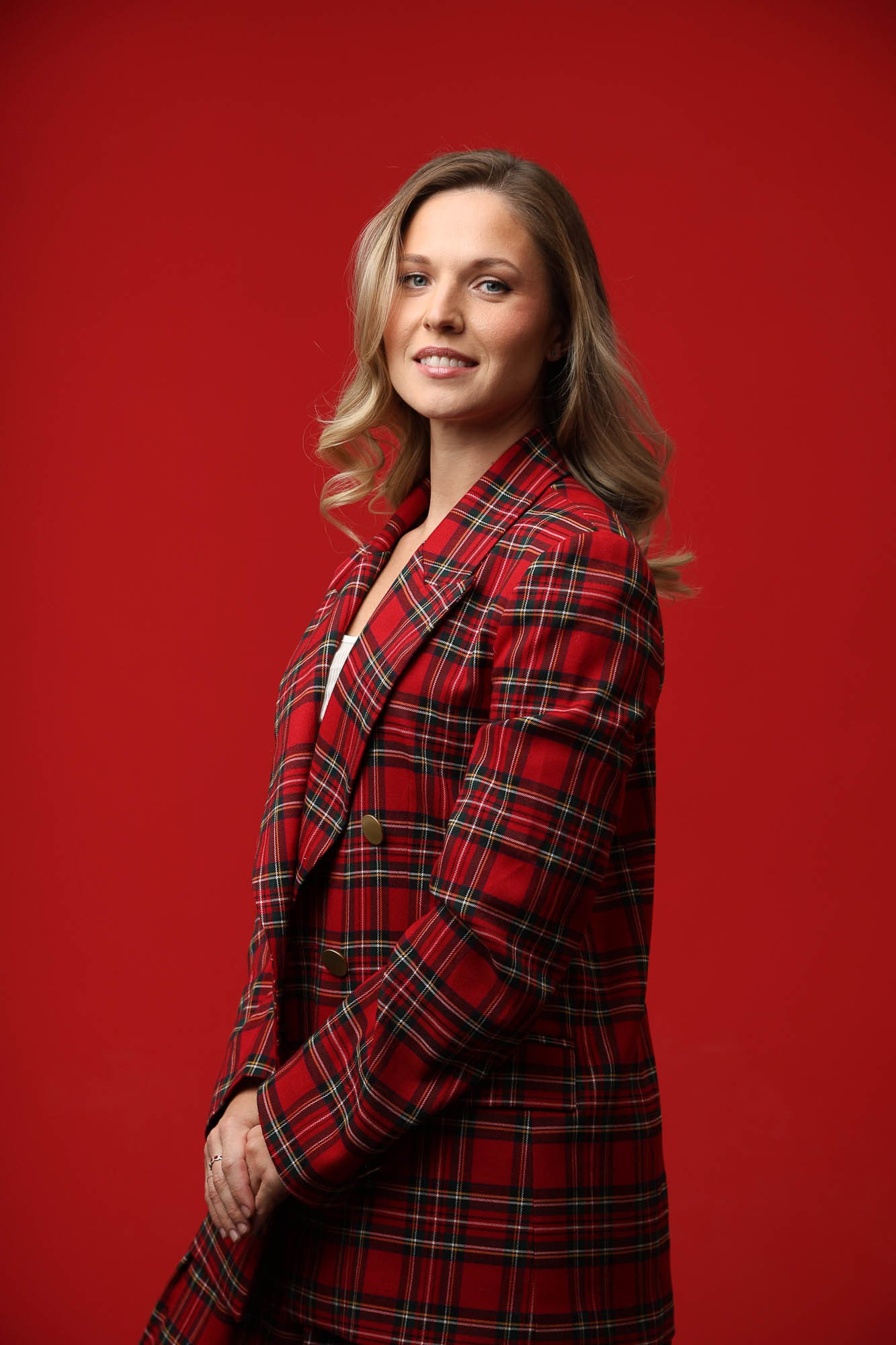 Поясной план бизнес леди на красном фоне