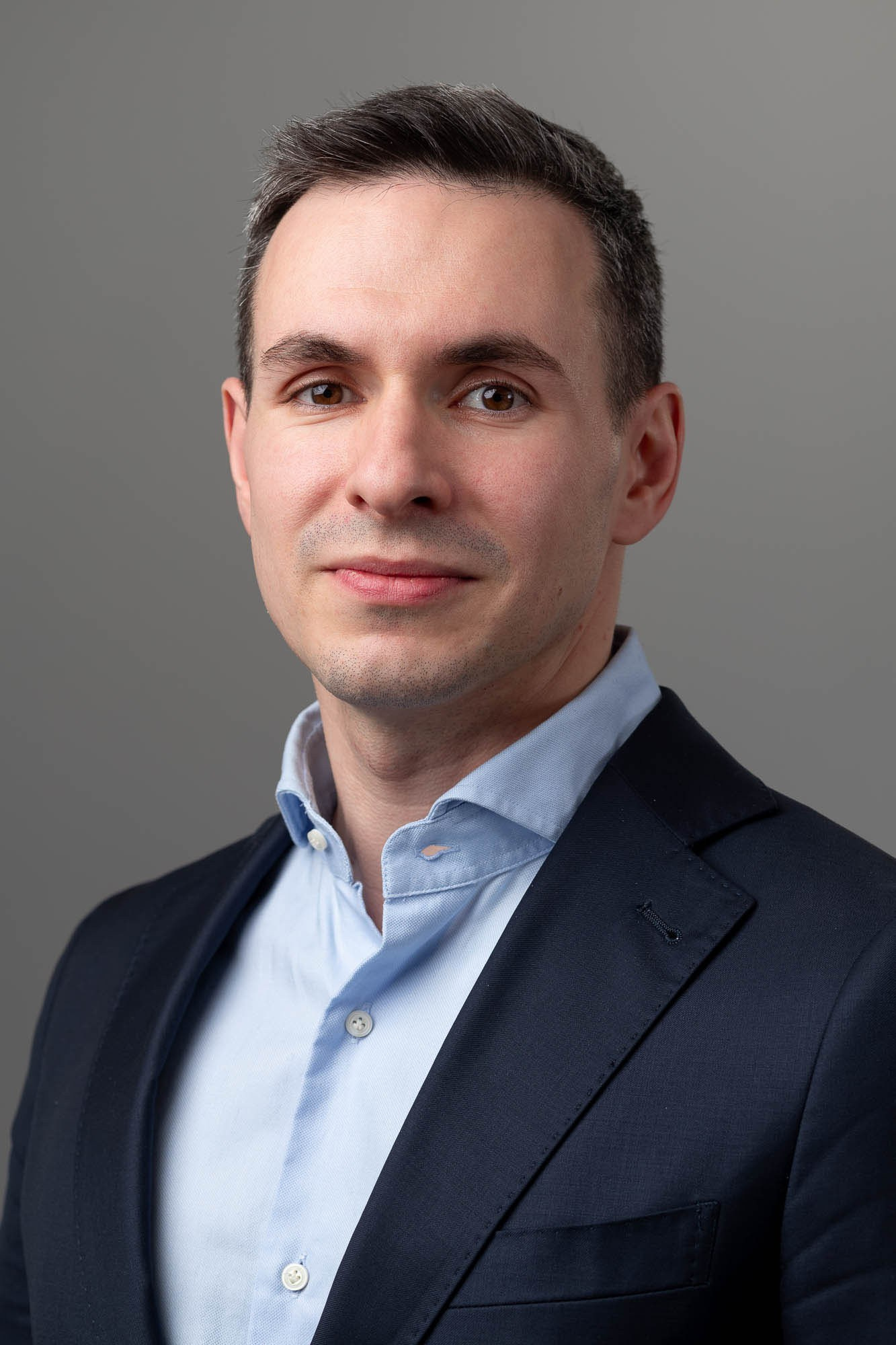 Мужской бизнес-портрет в классическом костюме на нейтральном фоне — деловая фотосъемка для резюме и LinkedIn.