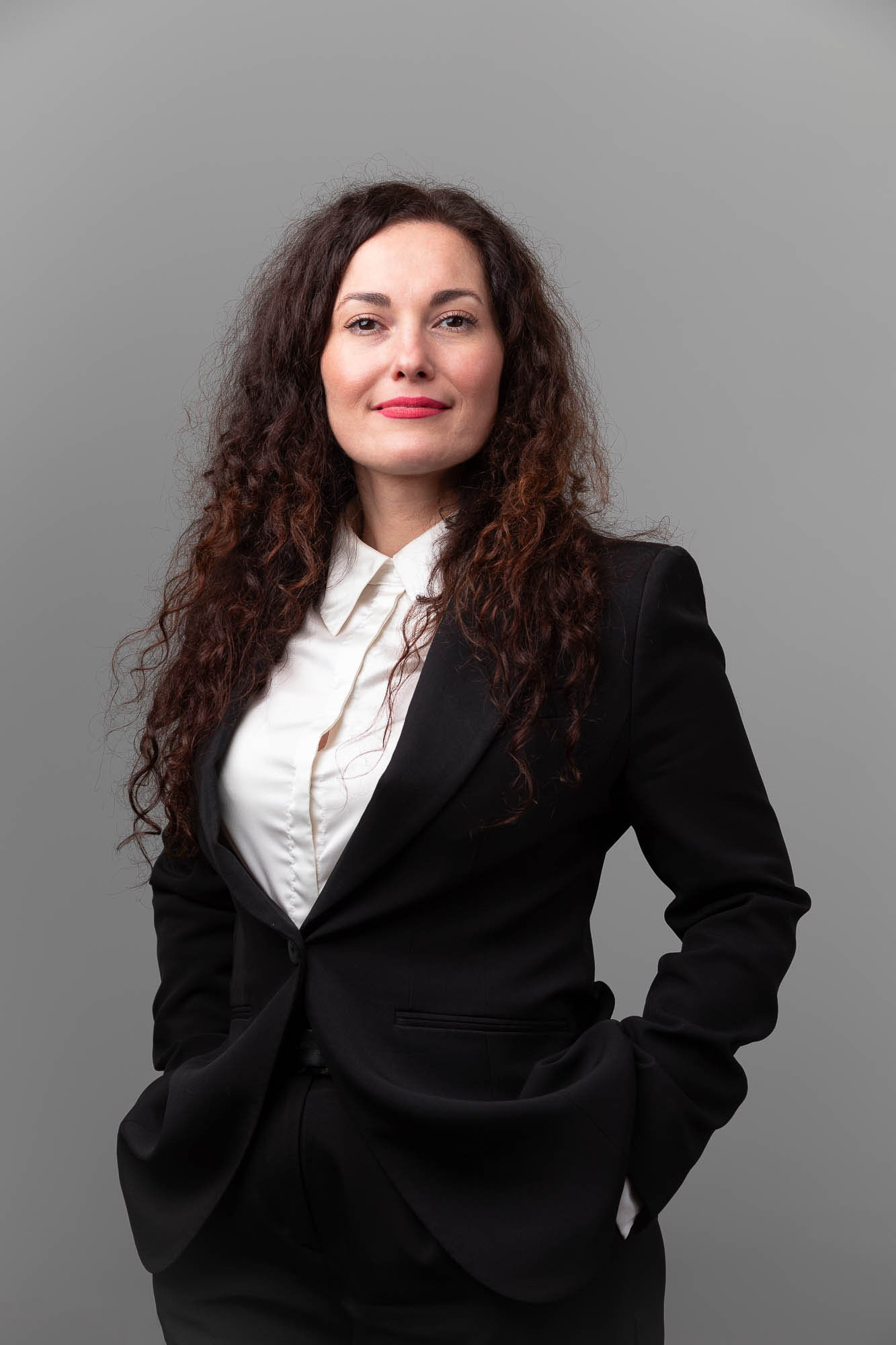 Безнес леди, поясной план в черно-белом костюме