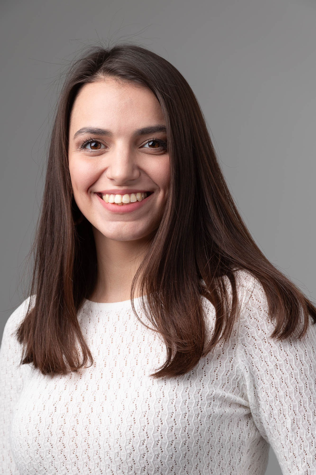 Деловой женский портрет в светлом джемпере — портретная съемка для профессионального профиля.