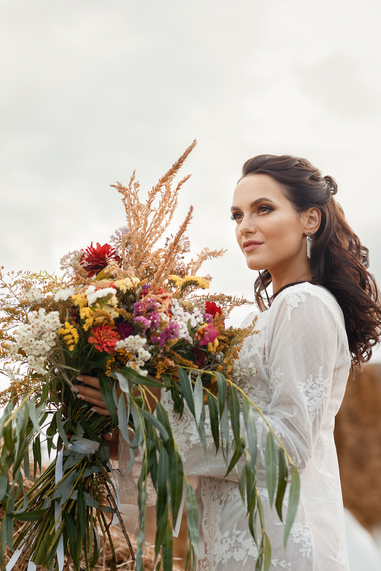 Фотосессия прекрасной пары на ферме среди лошадей