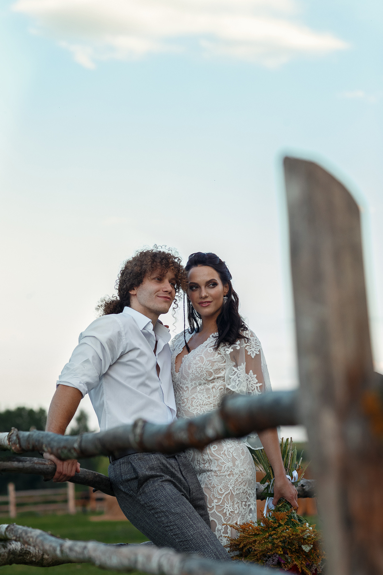 Фотосессия прекрасной пары на ферме среди лошадей