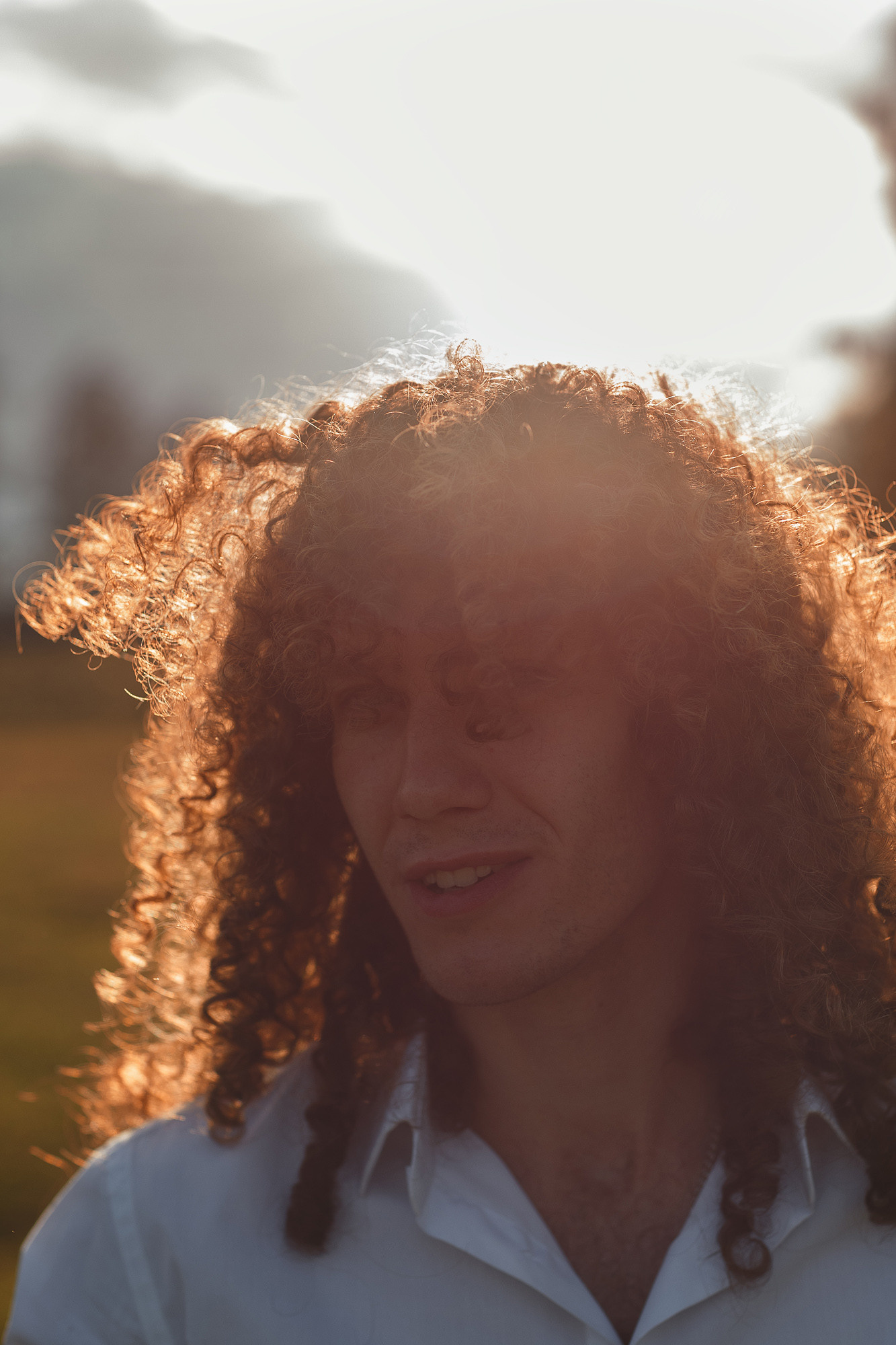 Фотосессия прекрасной пары на ферме среди лошадей