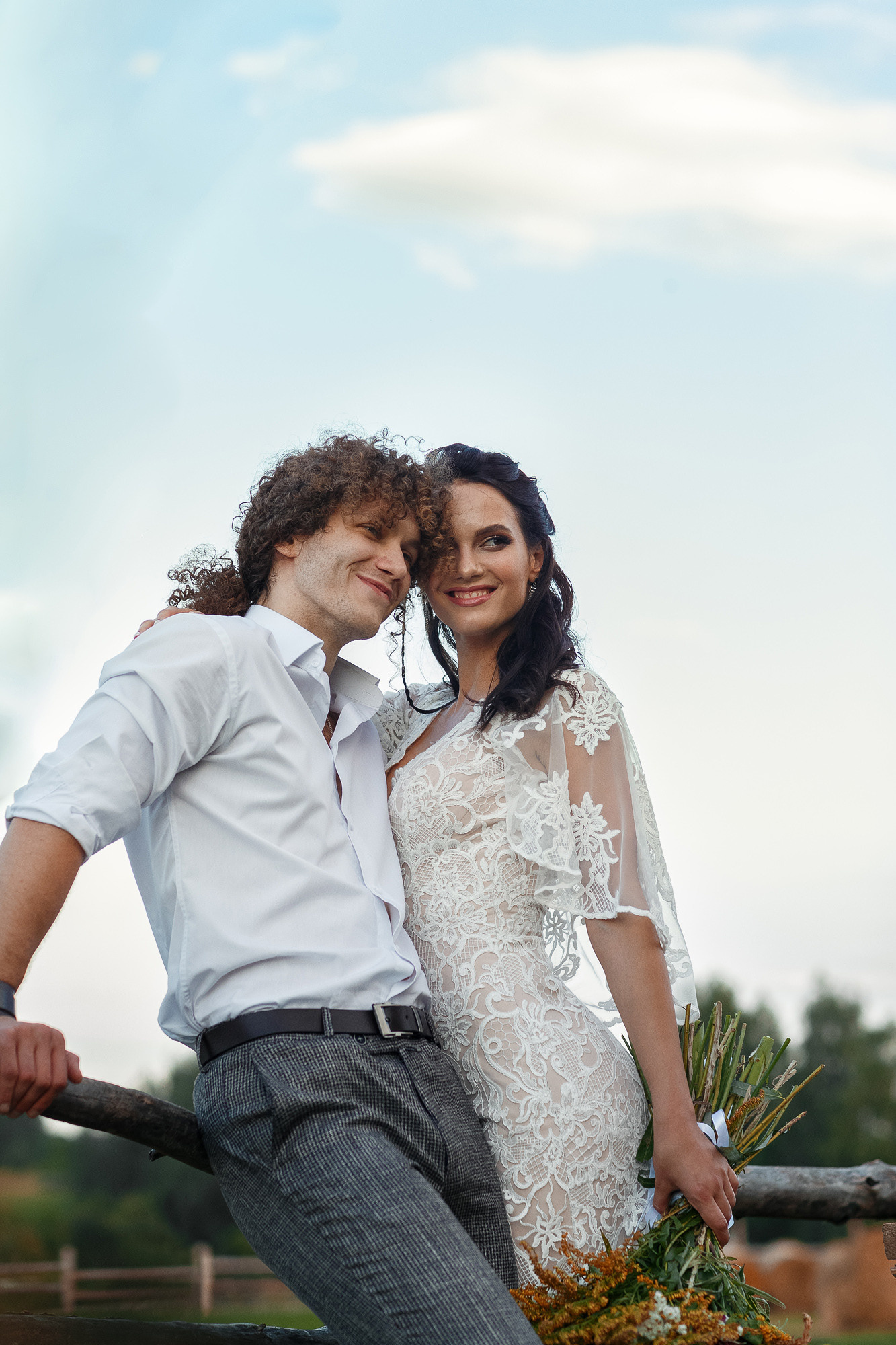 Фотосессия прекрасной пары на ферме среди лошадей