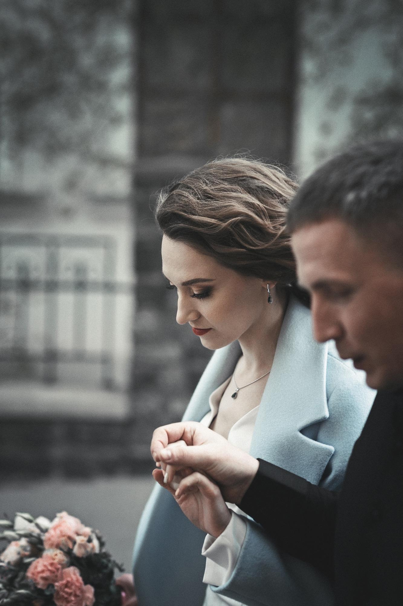 Свадебная прогулка после загса, студийная фотосъемка молодоженов