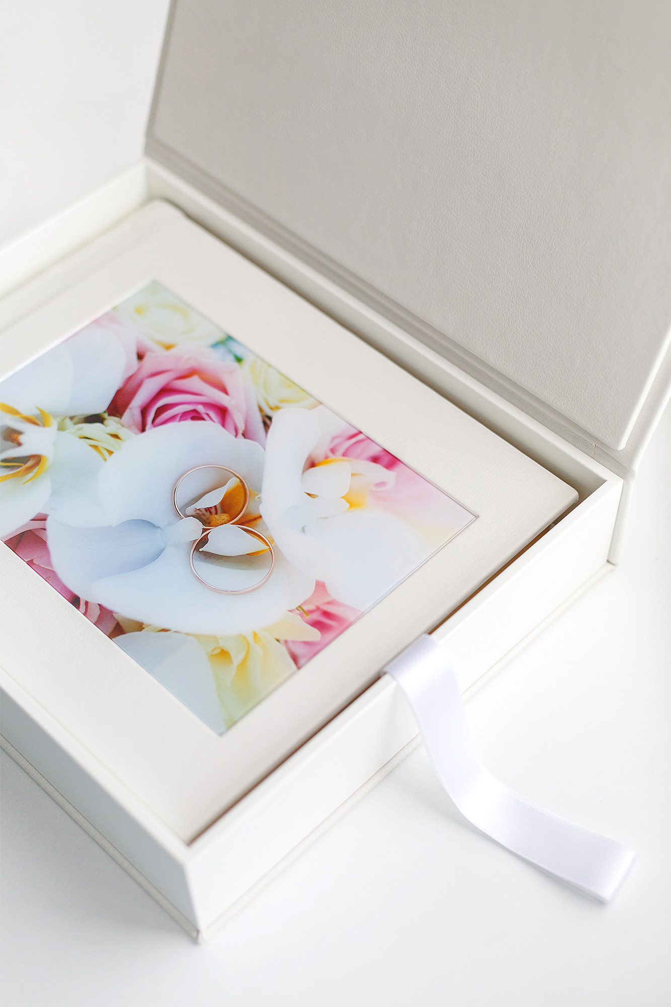 Свадебная фотокнига ручной работы в коробе и фотовставкой на обложке