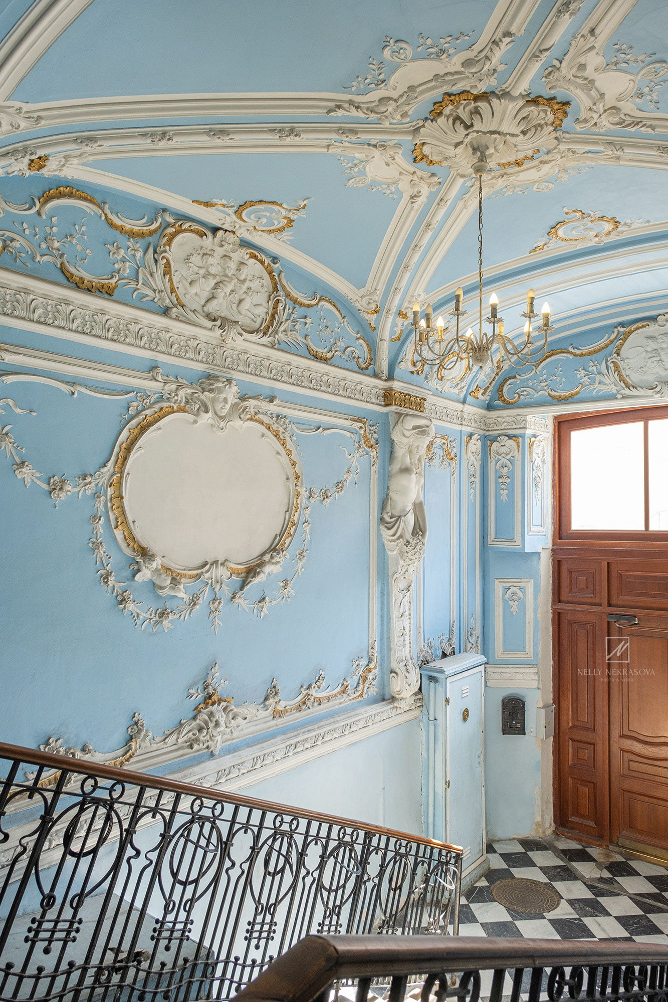 Небесно-голубая парадная особняка Каншина. Фотограф и искусствовед в Туле и Санкт-Петербурге Нелли Некрасова