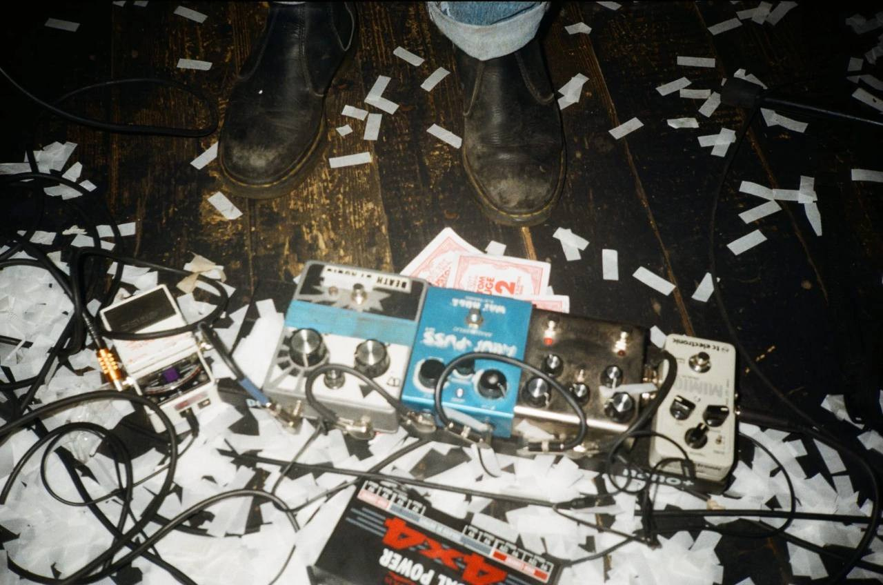 Липкий пол [книга]. Аня белка — художница и фотограф