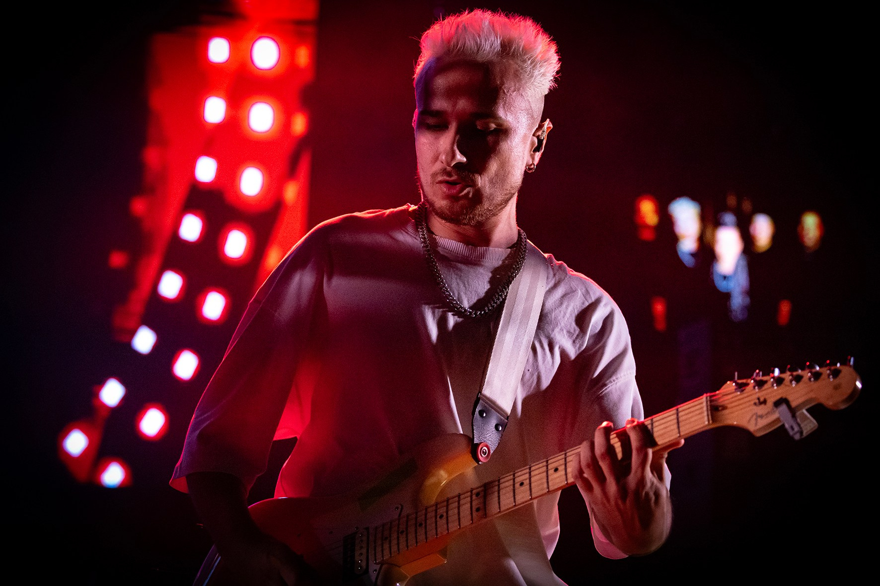 Гитарист группы Мураками в ходе выступления на фестивале в Махачкале. Концертная фотография