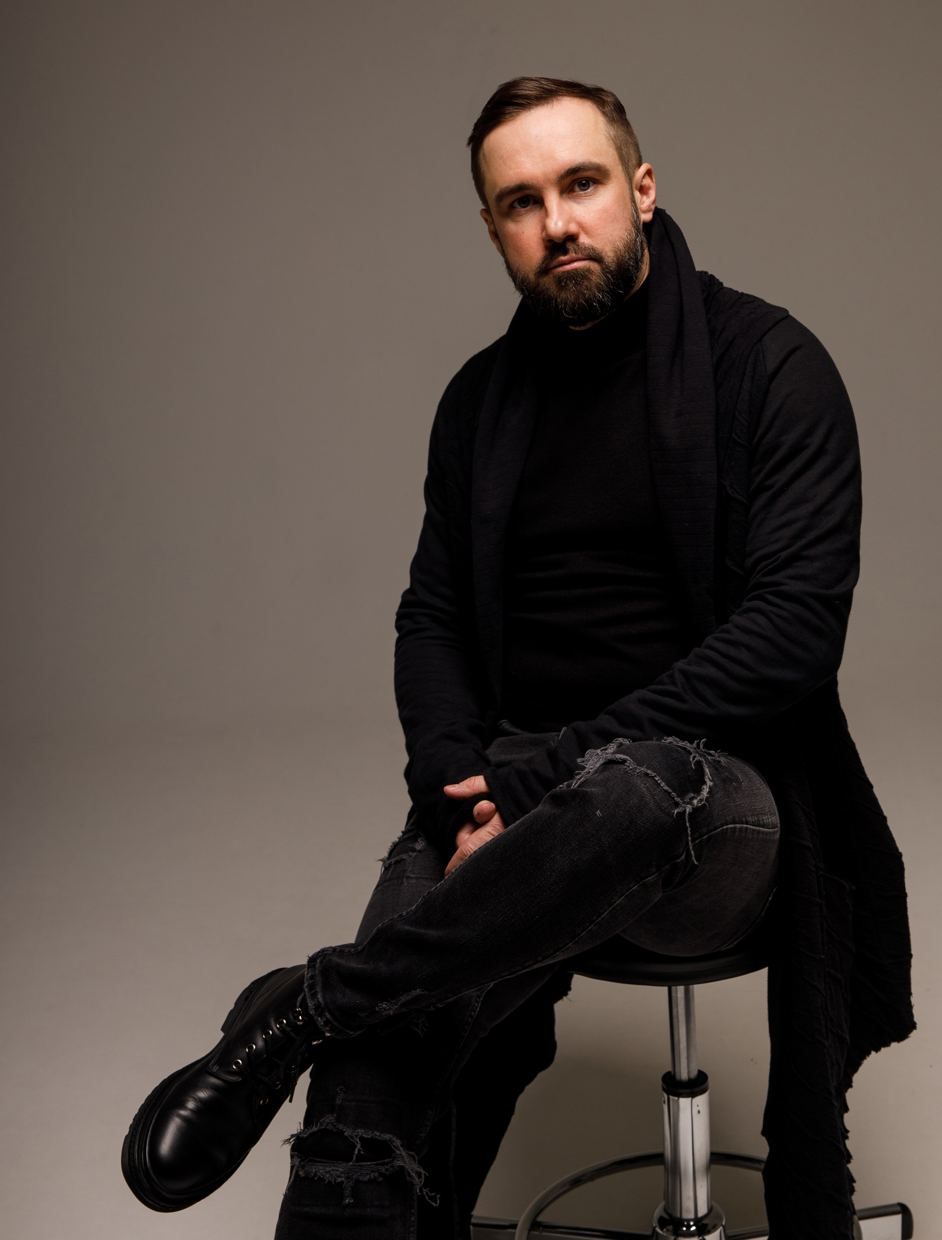 Окончив в 1999 году факультет дизайна Уральской Архитектурно-Художественной Академии с красным дипломом, я более 20 лет руководила собственной студией интерьерного дизайна. Однако живопись всегда оставалась моей настоящей страстью. Последние пять лет я активно развиваюсь в этом направлении: обучалась у российских и зарубежных мастеров, копировала в Эрмитаже, прошла курс в летней школе Академии имени Репина и совершенствовала мастерство в частной студии живописи в Екатеринбурге.