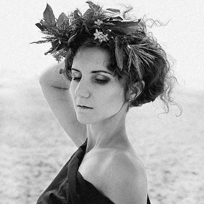 черно-белая фотография, портрет с венком на голове