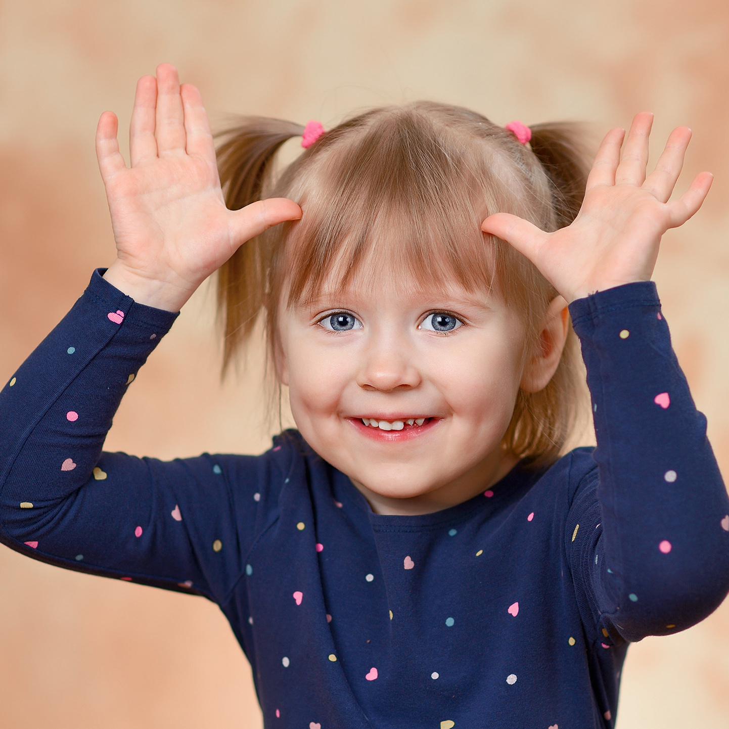 Портрет девочки, изображающей оленя.