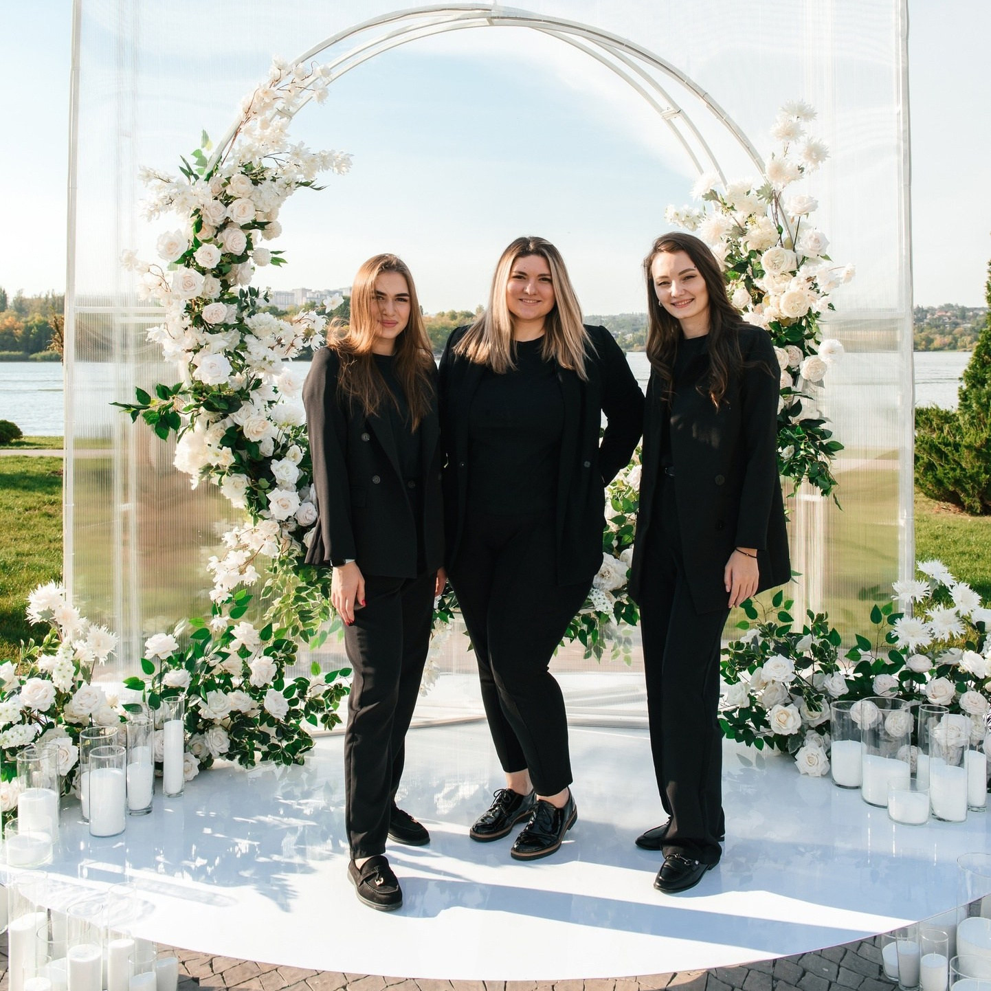 Команда координаторов на свадебной площадке. 	Подготовка свадебной площадки командой координаторов.