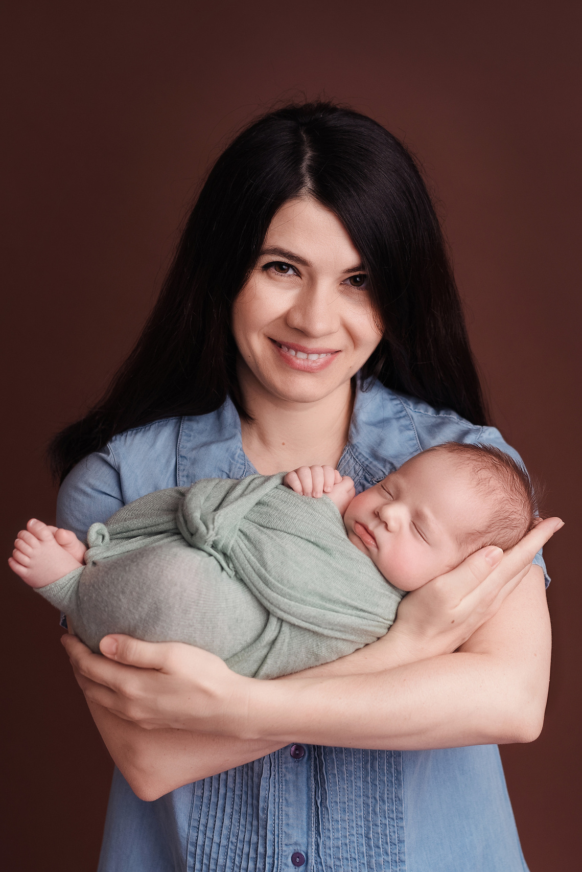 Фотограф Эльвира Камаева из Омска с младенцем на руках.