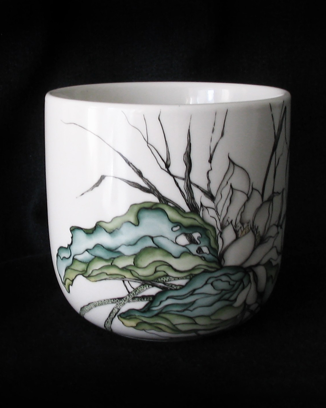 Ежик в тумане. Костяной фарфор ИФЗ. Надглазурная роспись по фарфору в Санкт-Петербурге.