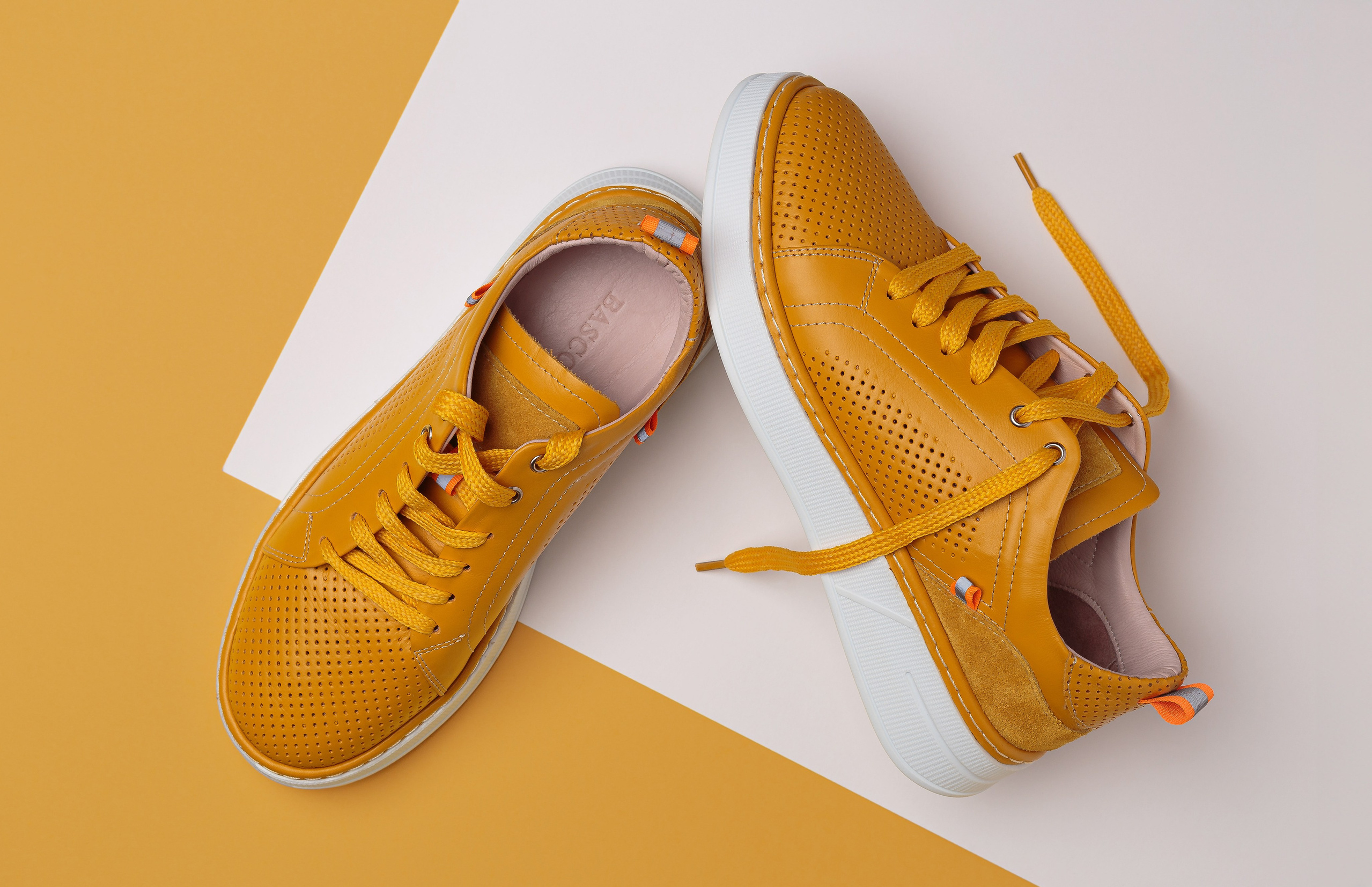 Рекласная фотография желтых женских полуботинок для маркетплейса