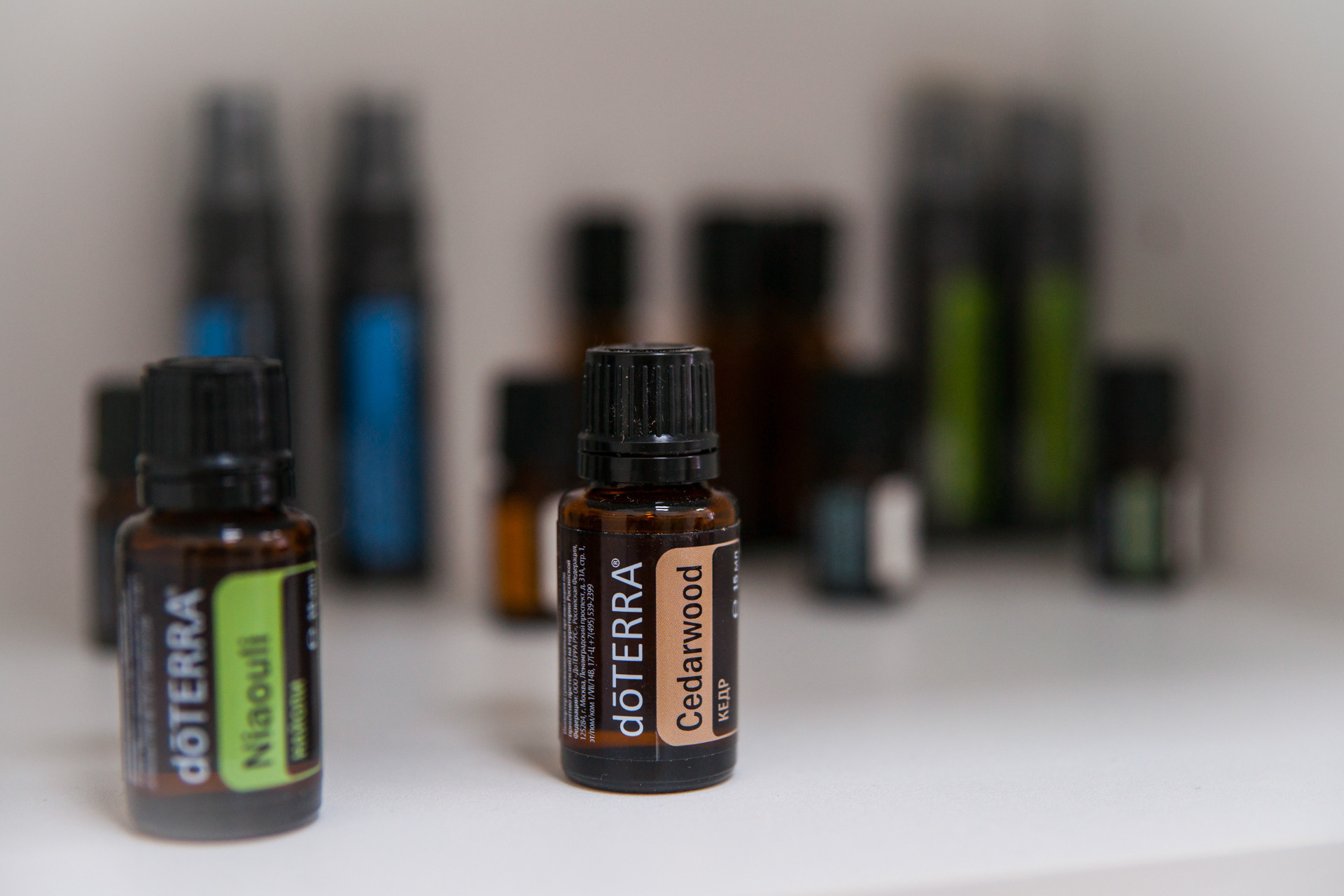 на фотографии - пример того, как выглядит предметная фотосъемка: на крупном плане стоит несколько бутыльков  с эфирными маслами.