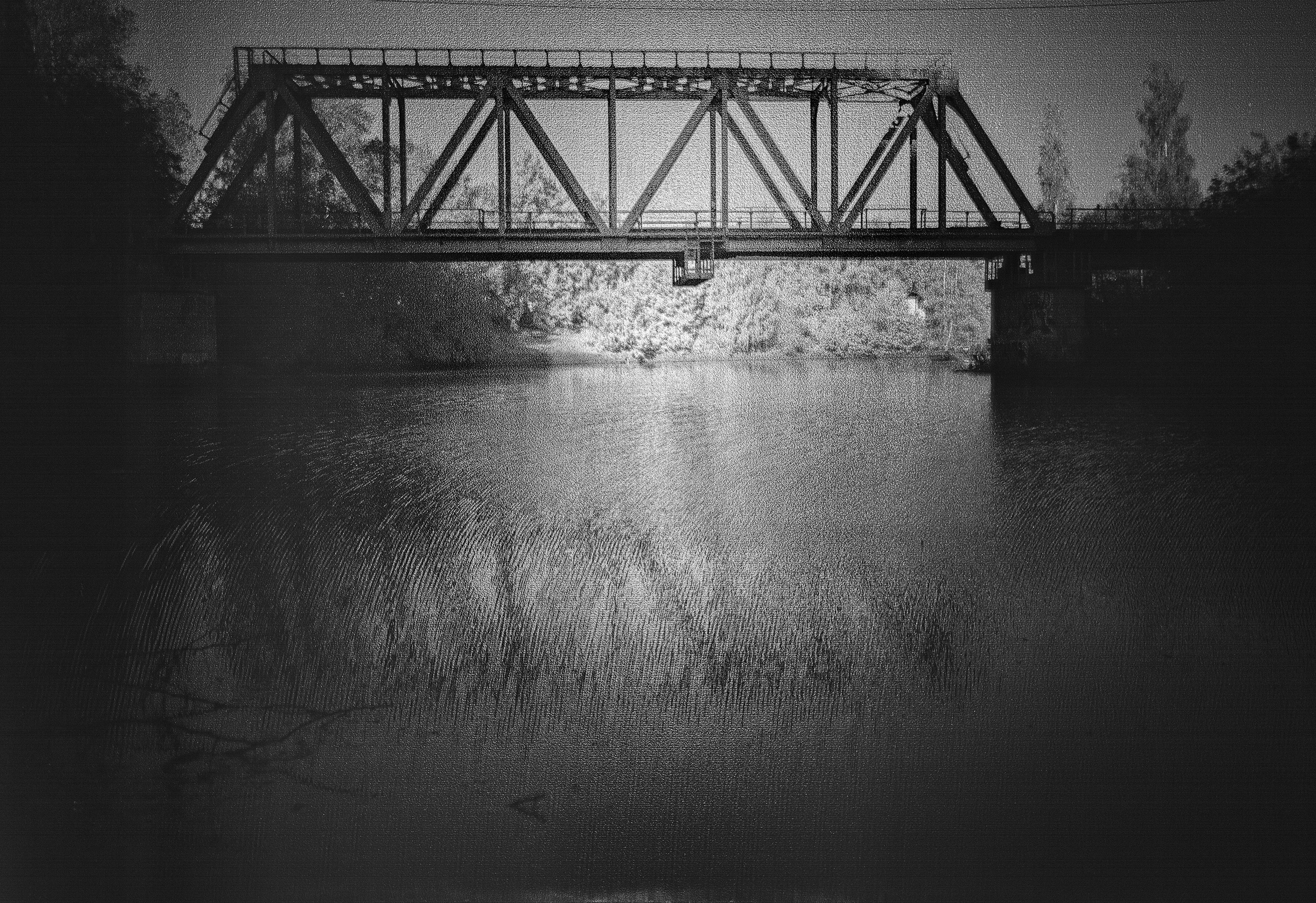 Хроно-течение Охты под заброшенным мостом. Роман Ходырев — эзотериолог, художник, фотограф и музыкант. Санкт-Петербург, Рига