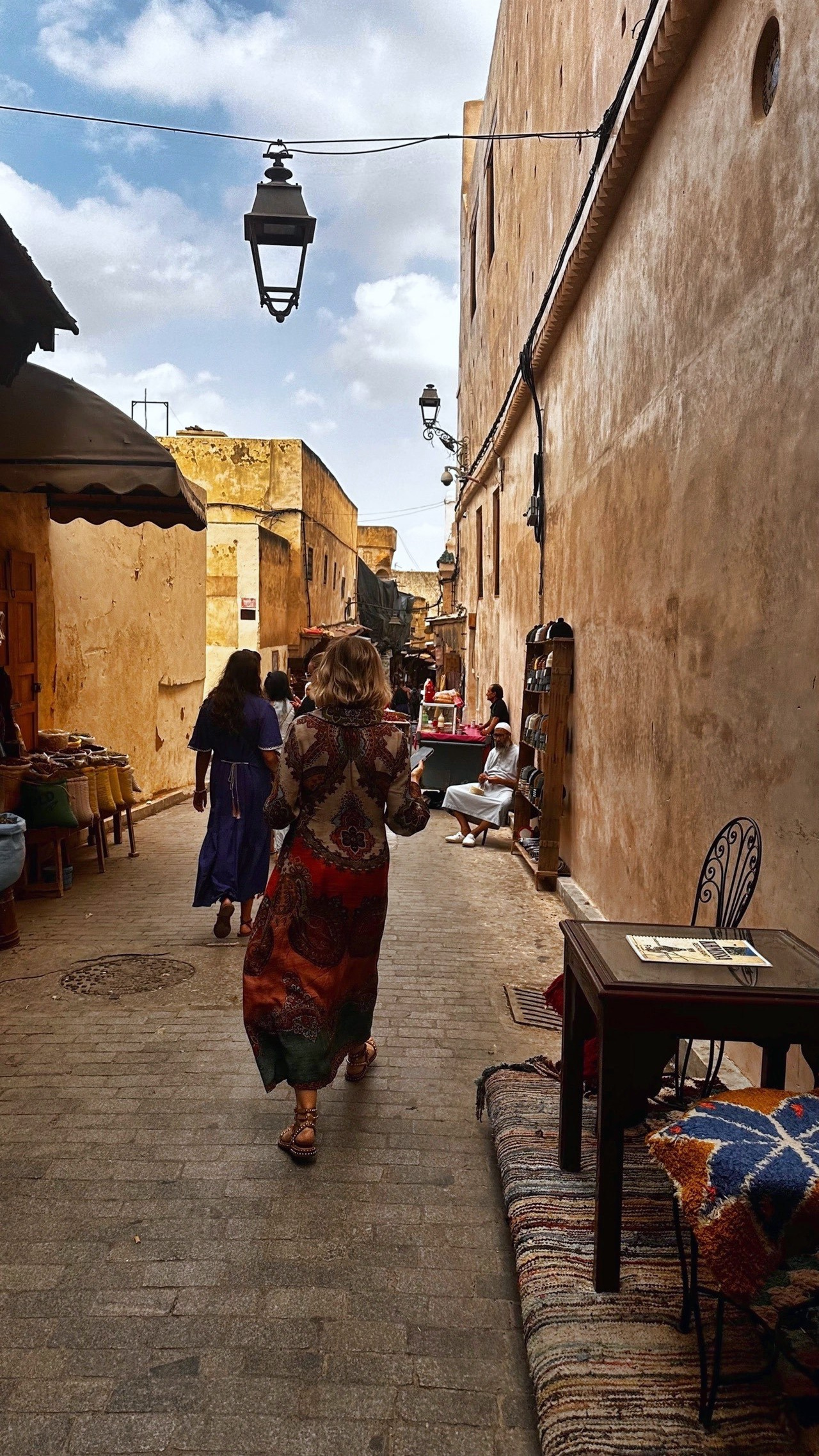 Фес, Марокко, вид на старую медину с плотной застройкой и узкими улицами