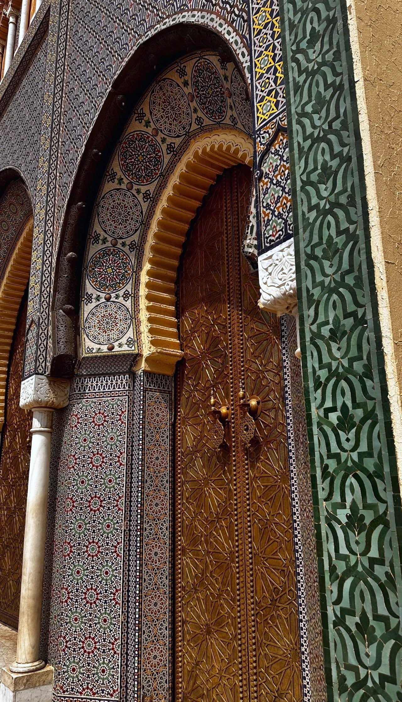 Деталь марокканской архитектуры с керамической мозаикой и геометрическим орнаментом