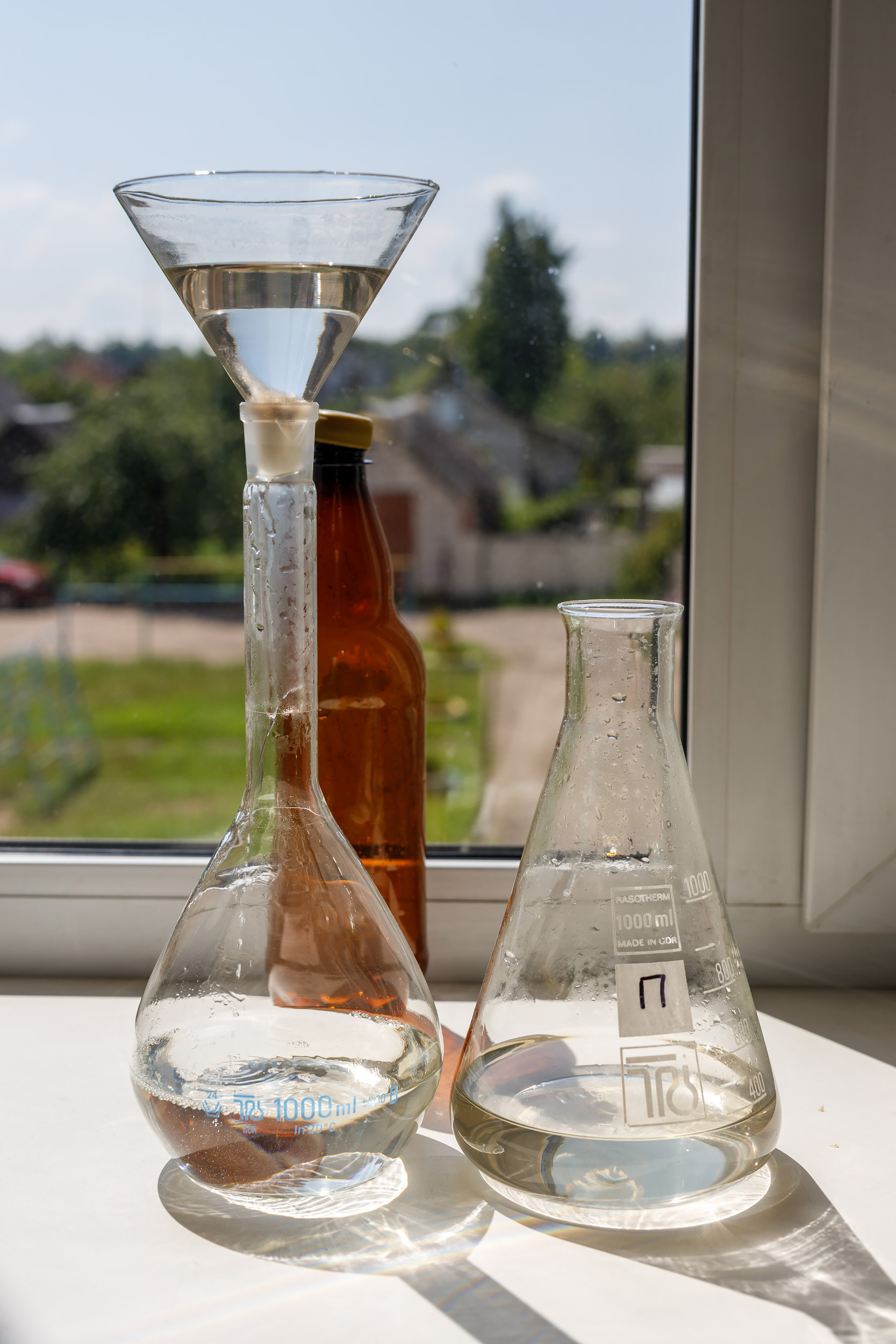 Фильтрование раствора проявителя.