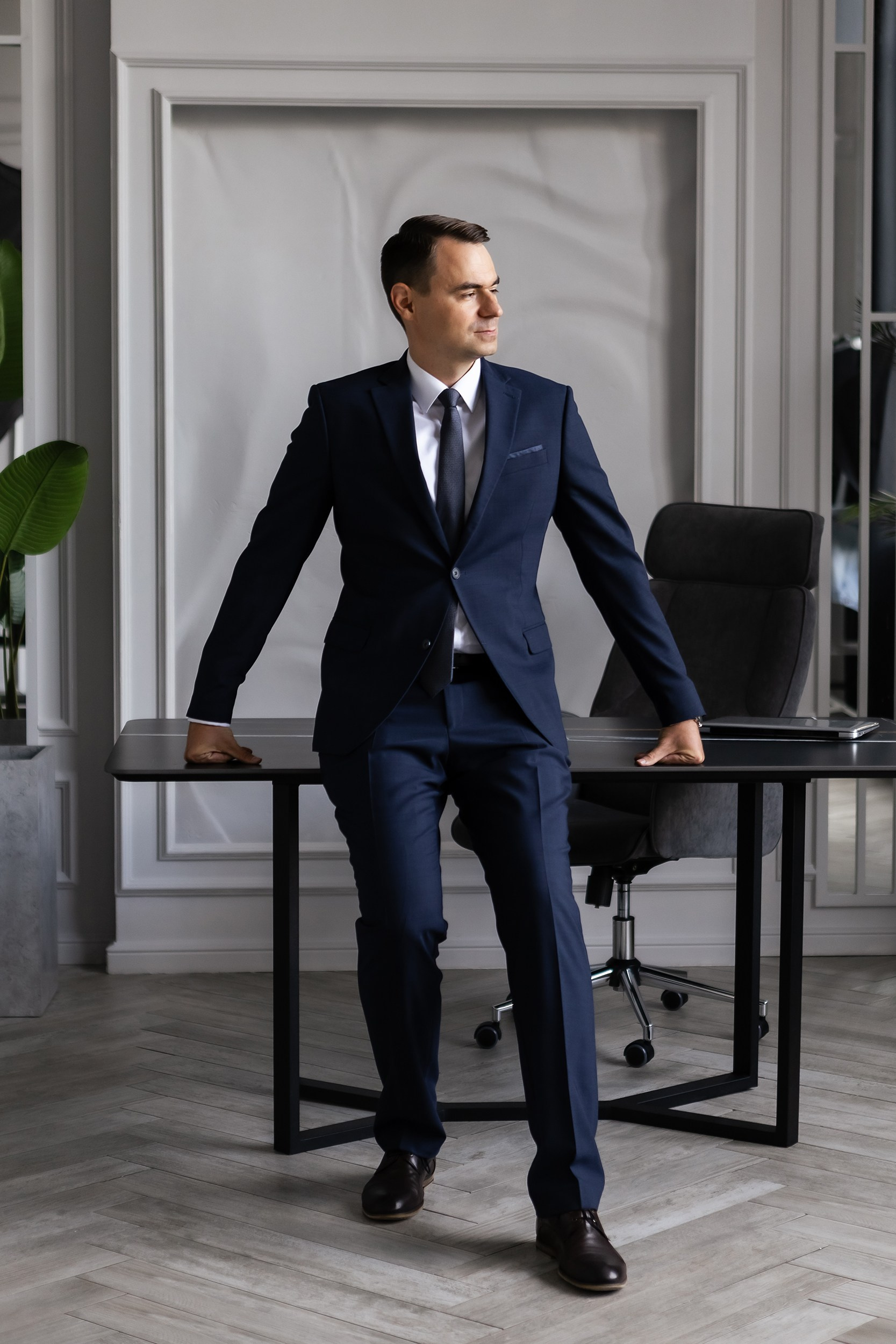 Съемка для мужчины в студии возле стола