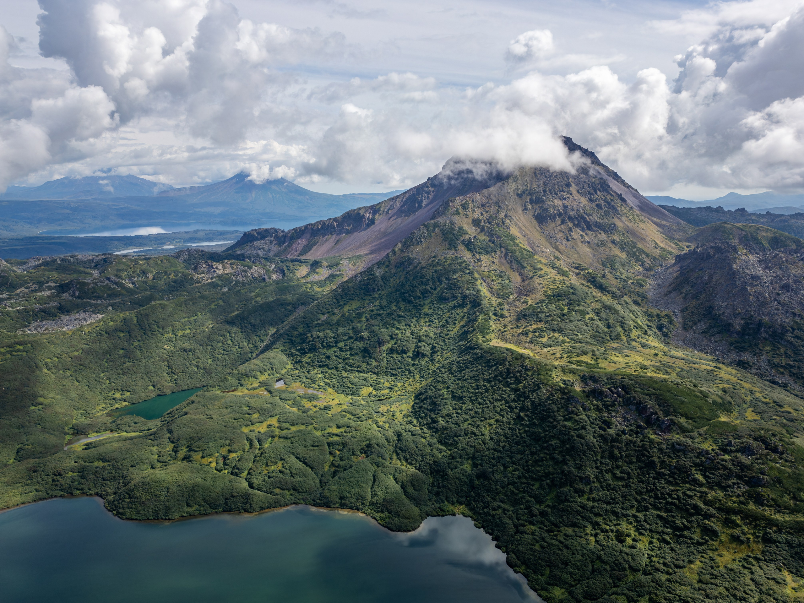 Озеро Витаминное, вулкан Дикий Гребень, аэросъемка