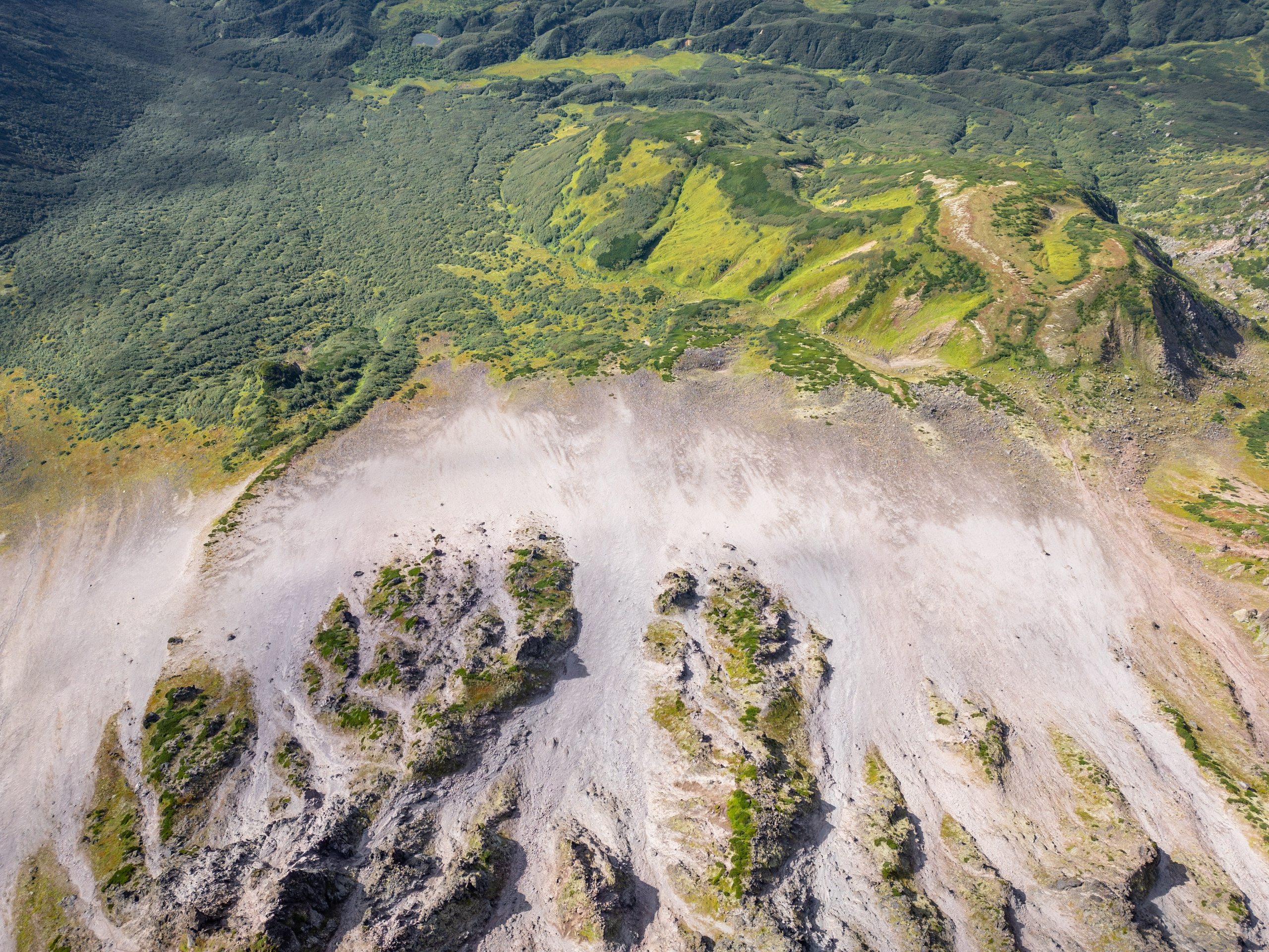 Кроноцкий национальный заповедник, вид с дрона. Вулкан Дикий гребень