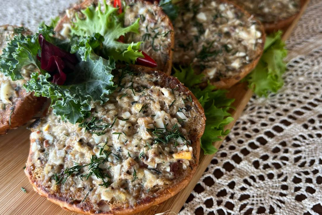 Закуска на фуршет Брускетта с салатом из шпрот и икрой трески