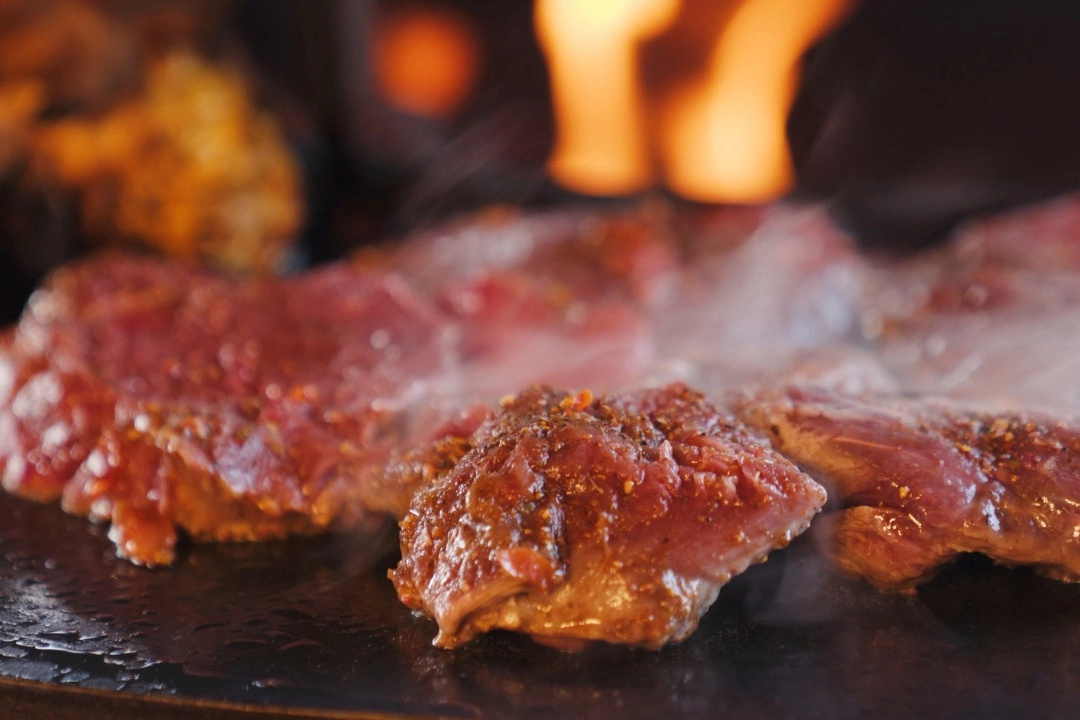 Шашлык из баранины по-кавказски на мангале для банкета