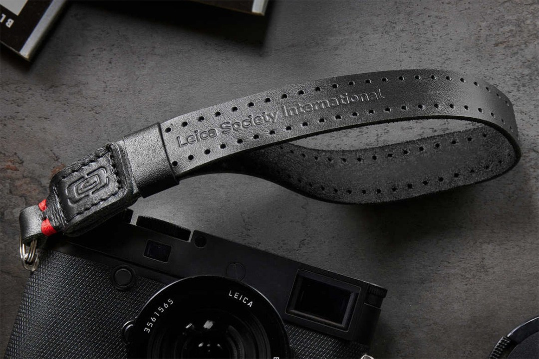 Кожаный ремешок на запястье, вдохновленный перфорацией пленки. Фотограф — видеограф в Москве Дмитрий Менделеев