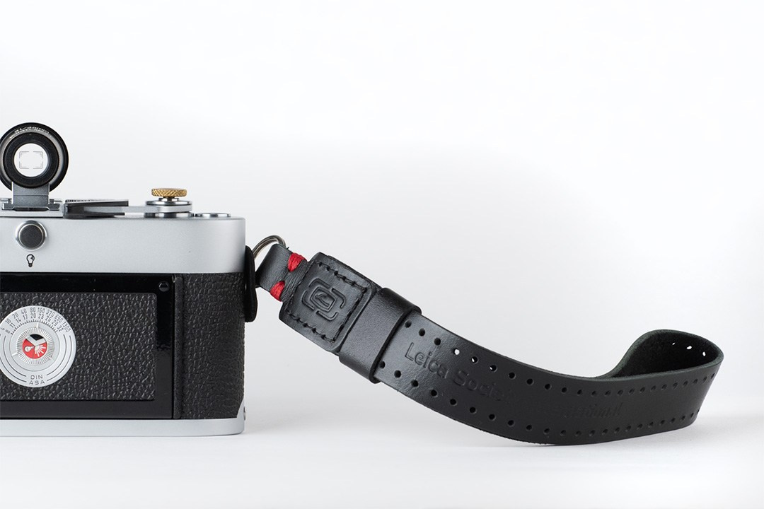 Кожаный ремешок на запястье, вдохновленный перфорацией пленки. Фотограф — видеограф в Москве Дмитрий Менделеев