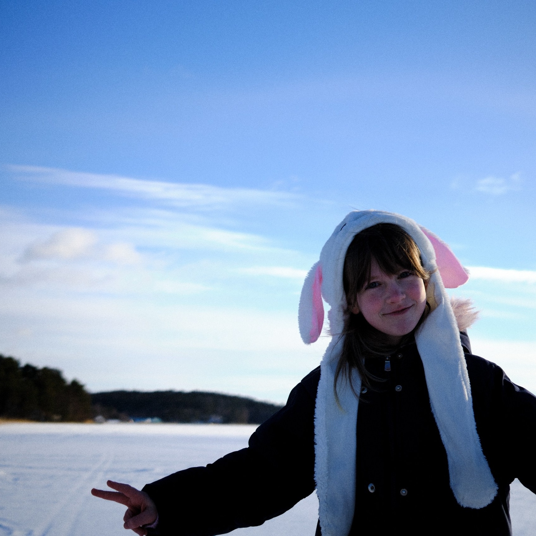 Вера Петровская наряжает елку в творческом лагере для взрослых в Карелии